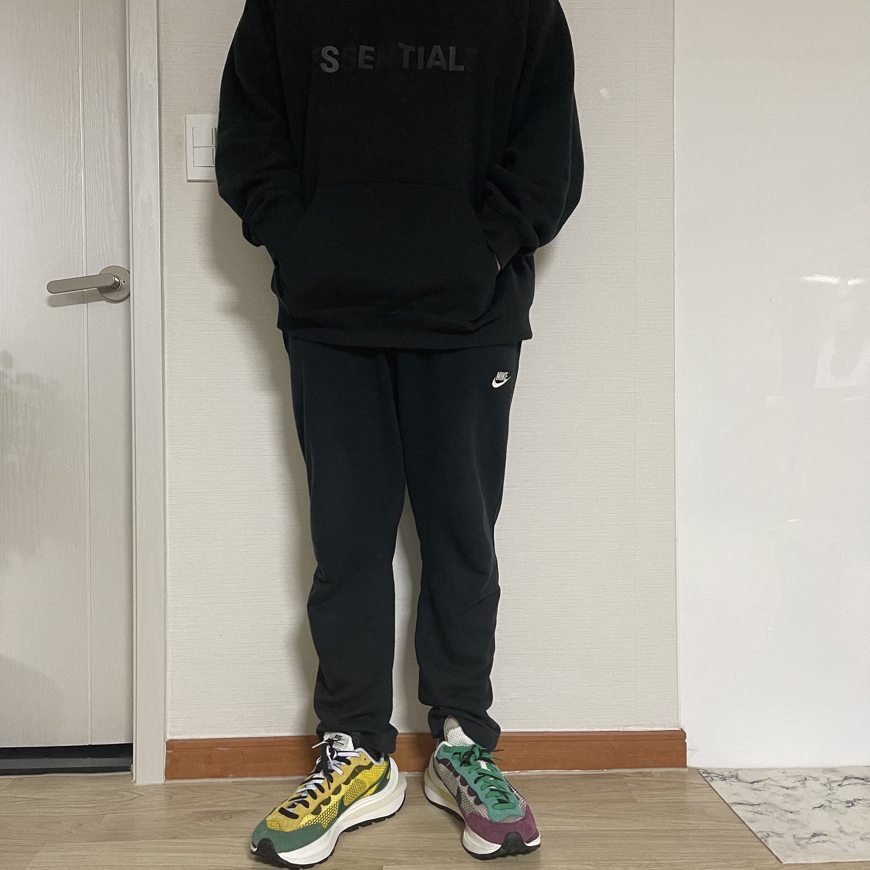 Nike x Sacai VaporWaffle Tour Yellow & Gorge Green Sail, Nike x Sacai VaporWaffle String & Black Villain Red 착용 스타일