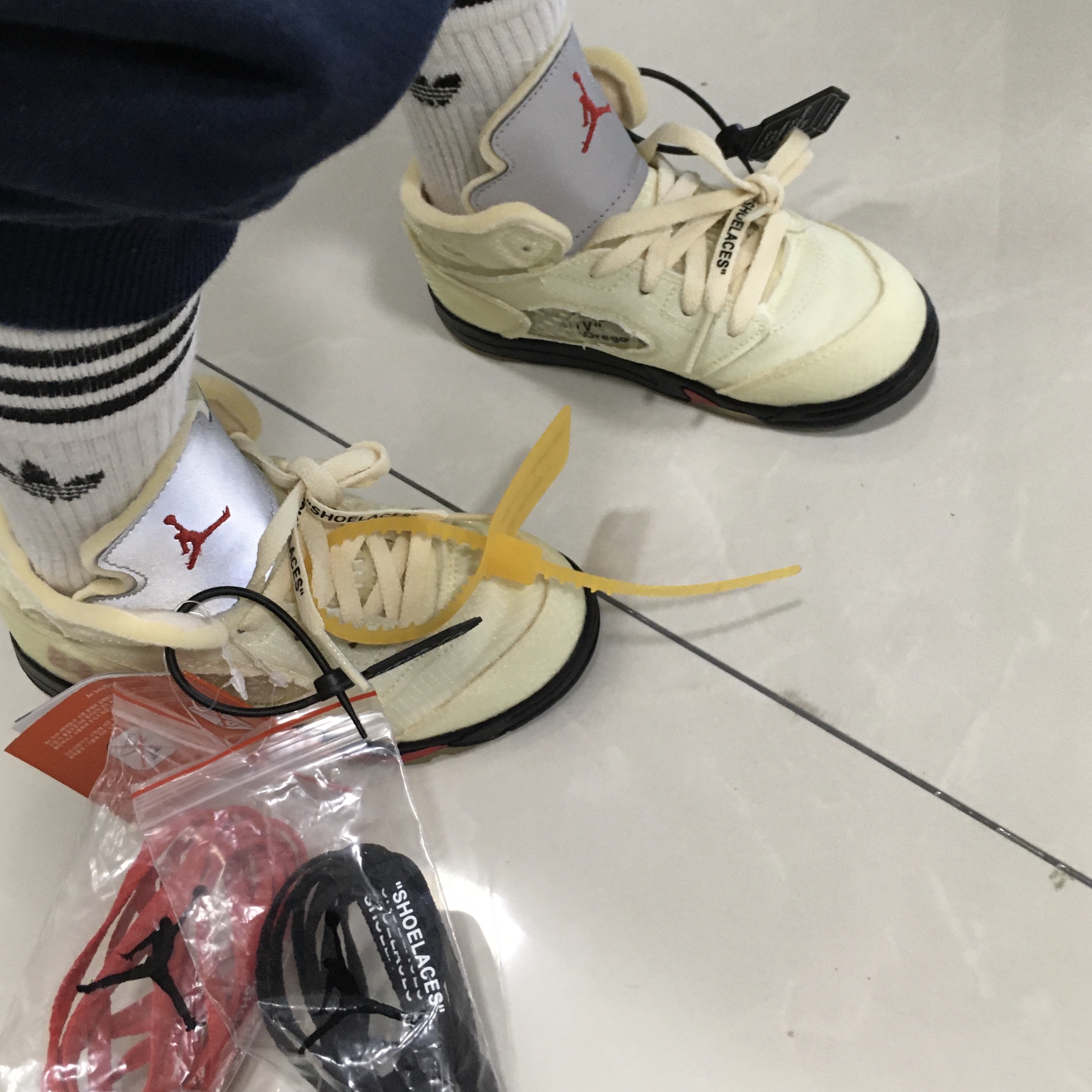(TD) Jordan 5 x Off-White Retro SP Sail Fire Red 착용 스타일 - 2