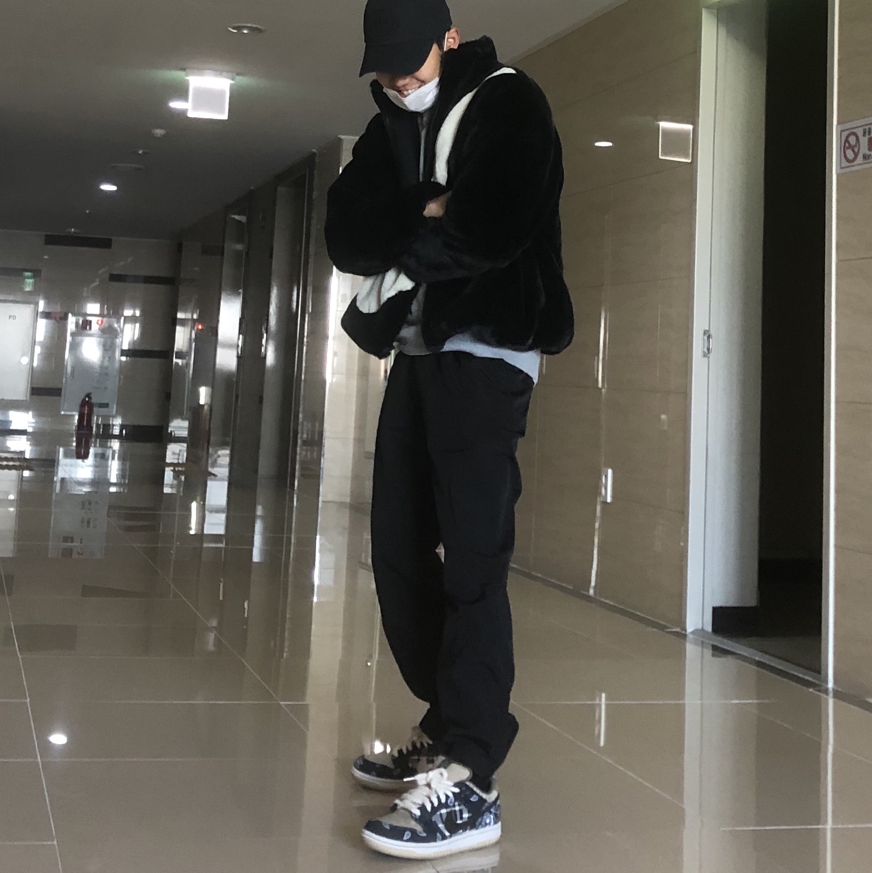 Nike x Travis Scott SB Dunk Low, Nike Big Swoosh Full Zip Jacket Black Volt 착용 스타일