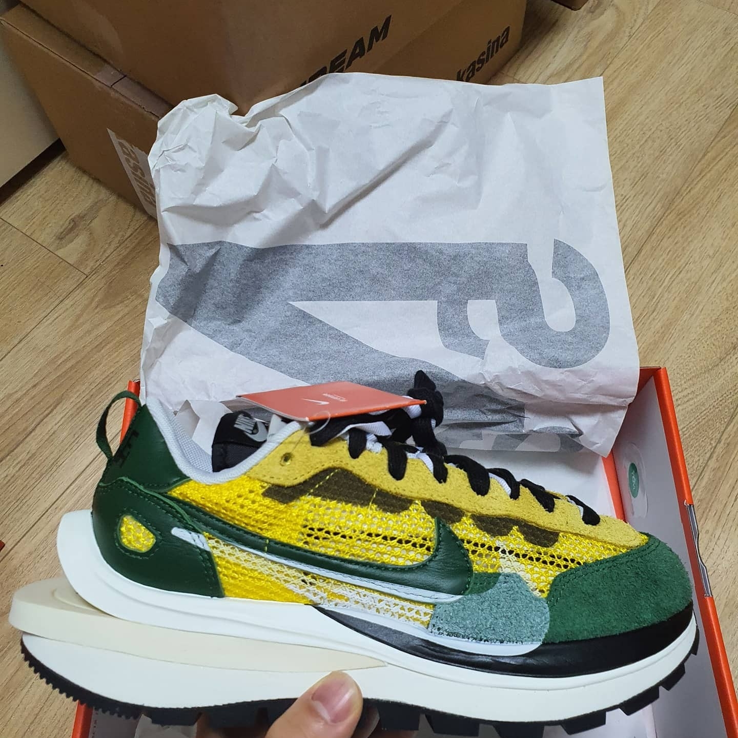 Nike x Sacai VaporWaffle Tour Yellow & Gorge Green Sail 착용 스타일 - 1