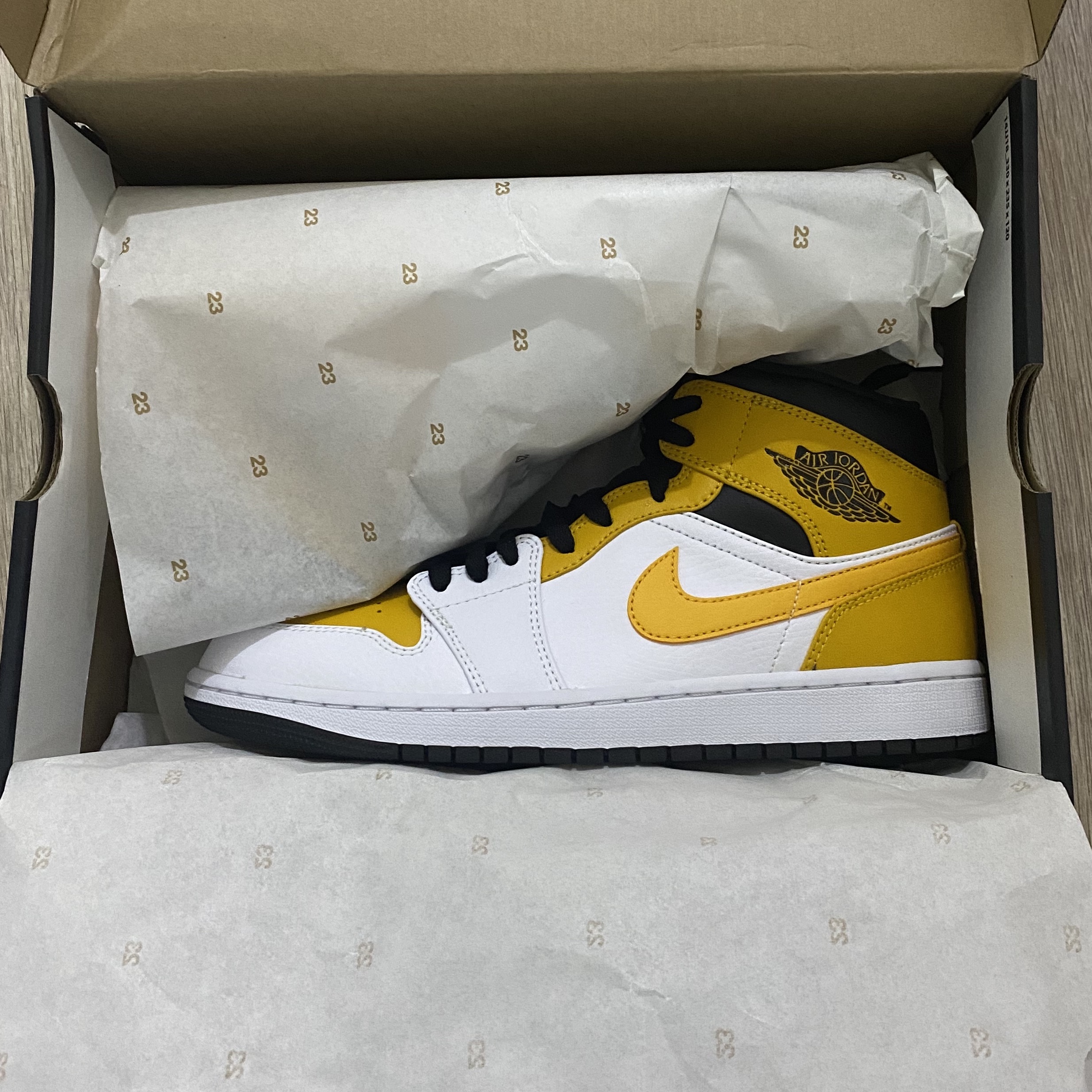 Jordan 1 Mid White University Gold 착용 스타일
