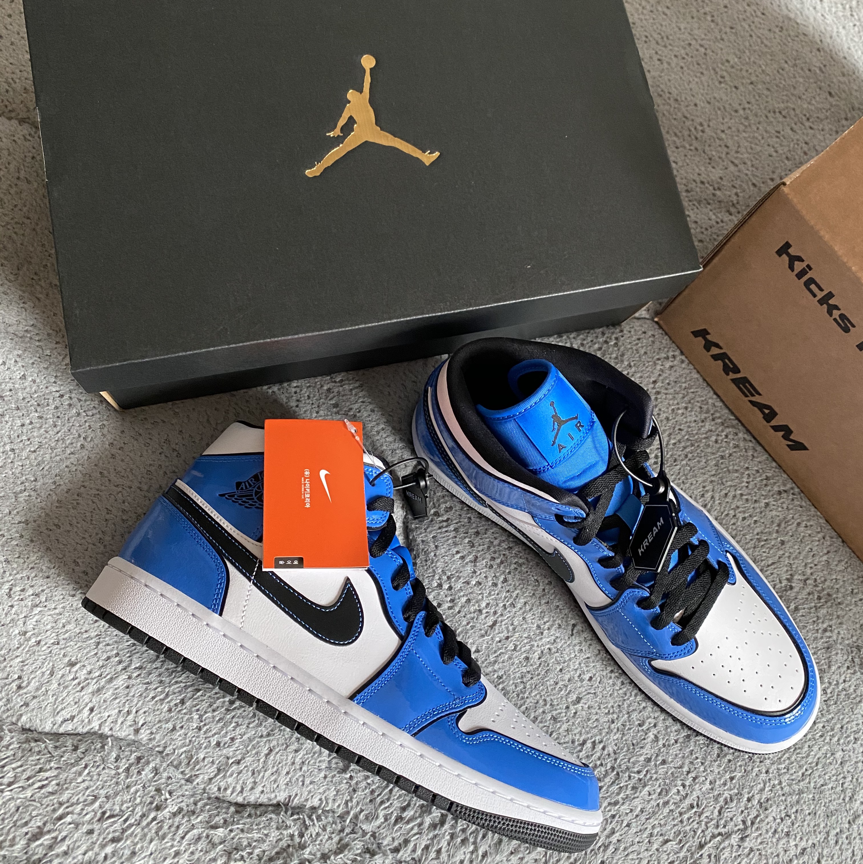Jordan 1 Mid SE Signal Blue 착용 스타일