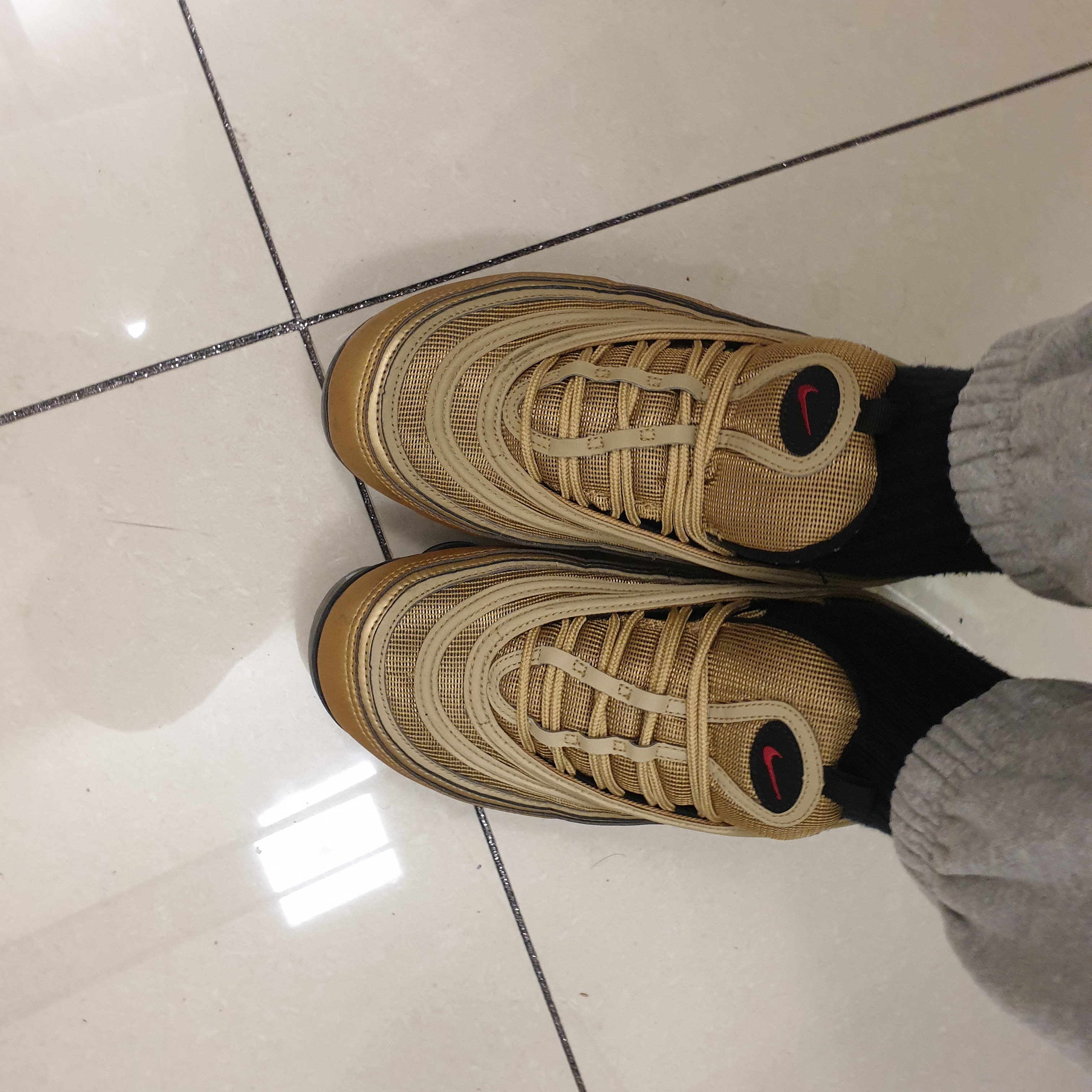 Nike Air VaporMax 97 Metallic Gold 착용 스타일 - 1