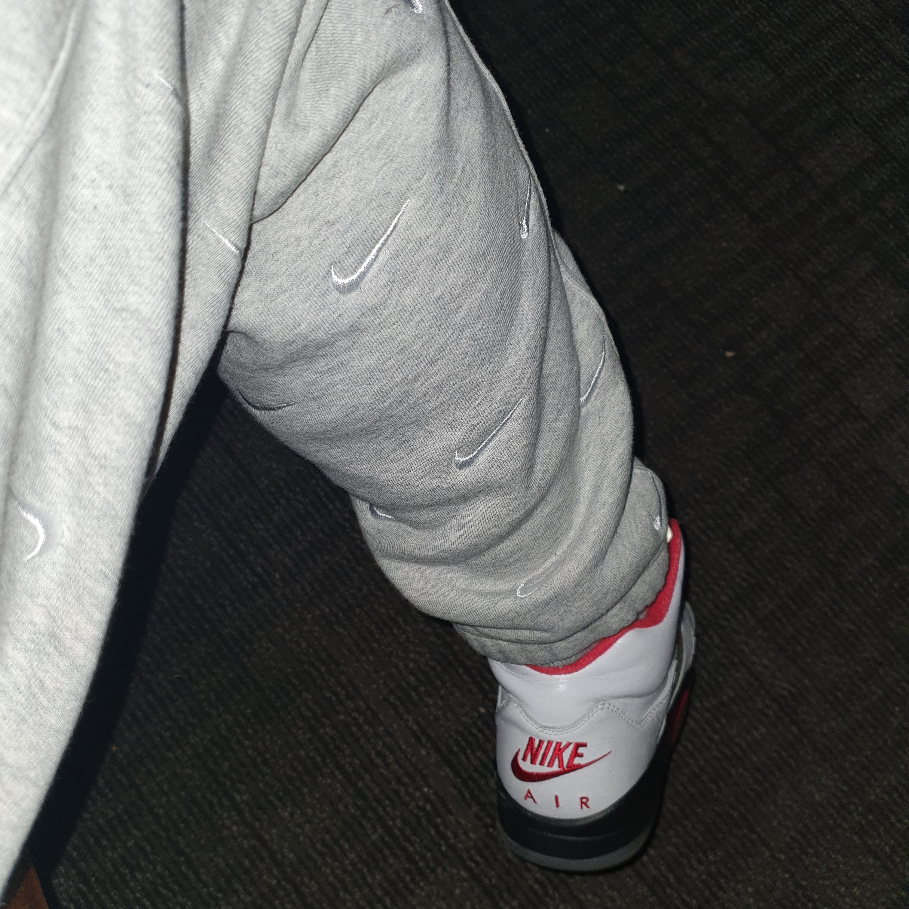 Jordan 5 Retro Fire Red Silver Tongue 2020, Nike NRG Swoosh Logo Pants Grey Heather 착용 스타일 - 3