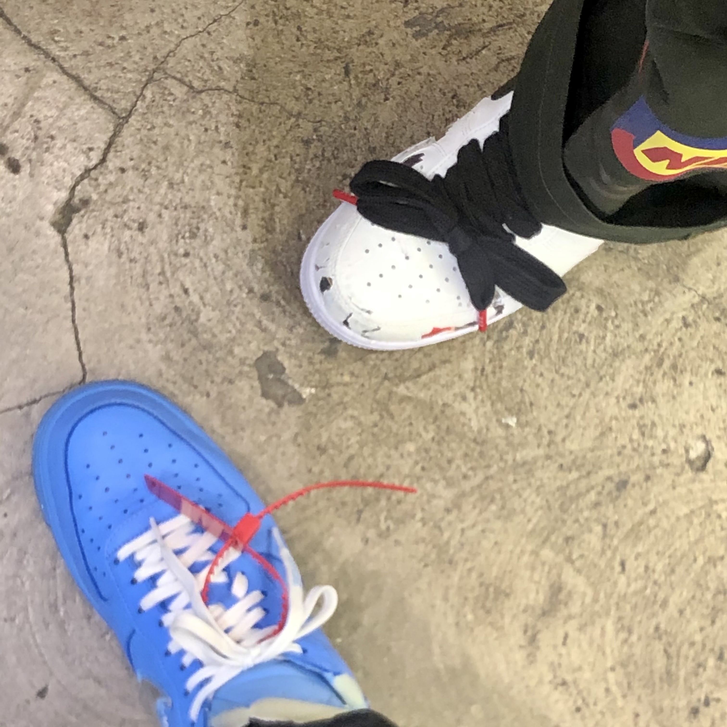 Nike x Off-White Air Force 1 Low MCA University Blue, Nike x Stussy Air Force 1 Low Triple Black 착용 스타일 - 2