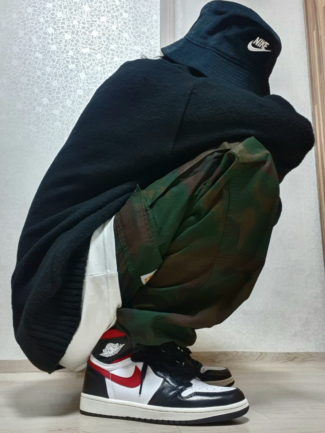 Jordan 1 Retro High OG Gym Red, Nike Futura Corduroy Bucket Black 착용 스타일 - 1