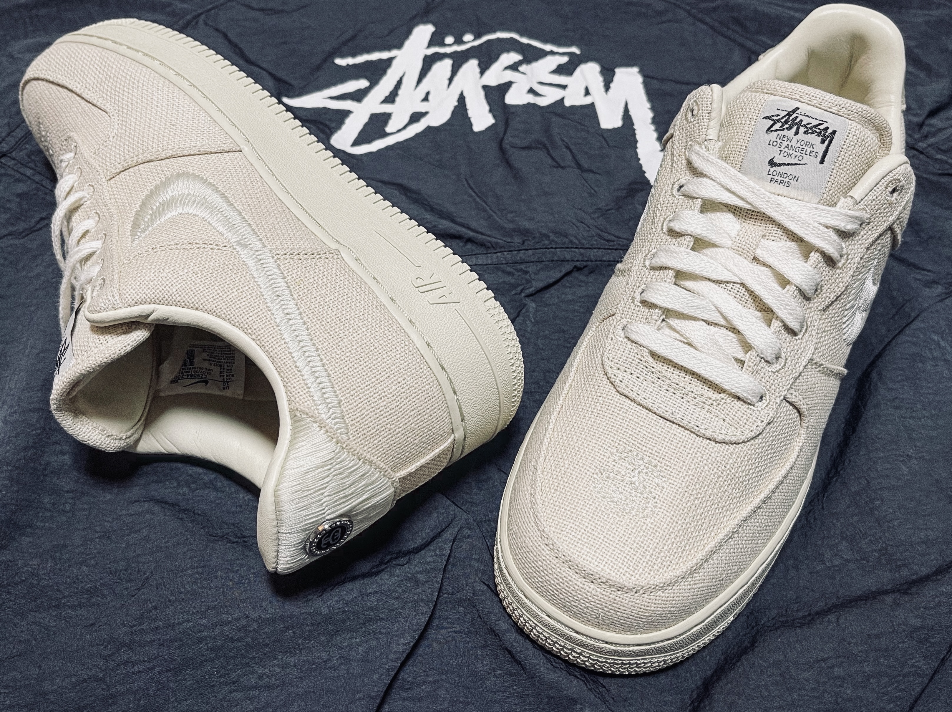 Nike x Stussy Air Force 1 Low Fossil, Nike x Stussy Windrunner Jacket Off Noir 착용 스타일