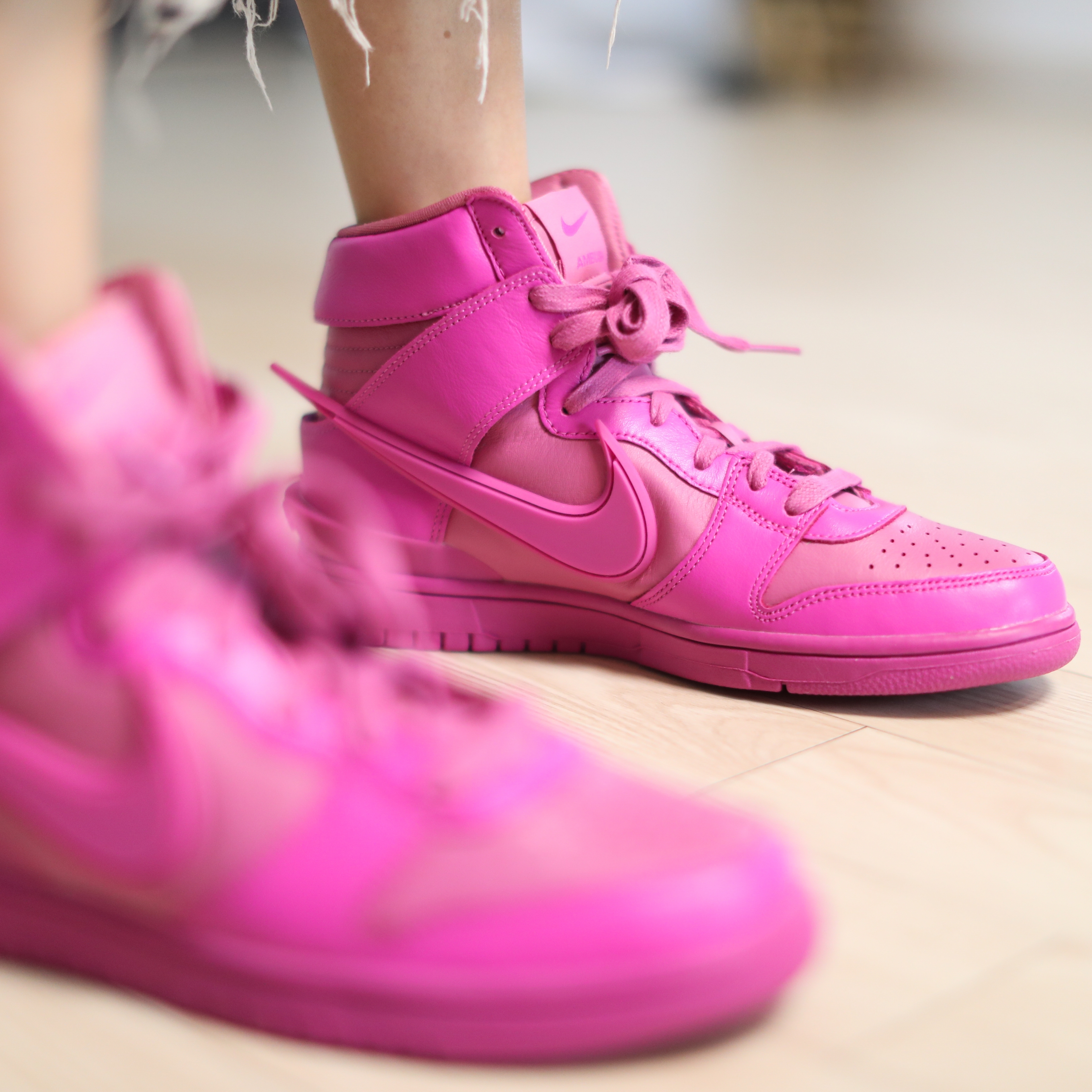 Nike x Ambush Dunk High Cosmic Fuchsia 착용 스타일 - 4