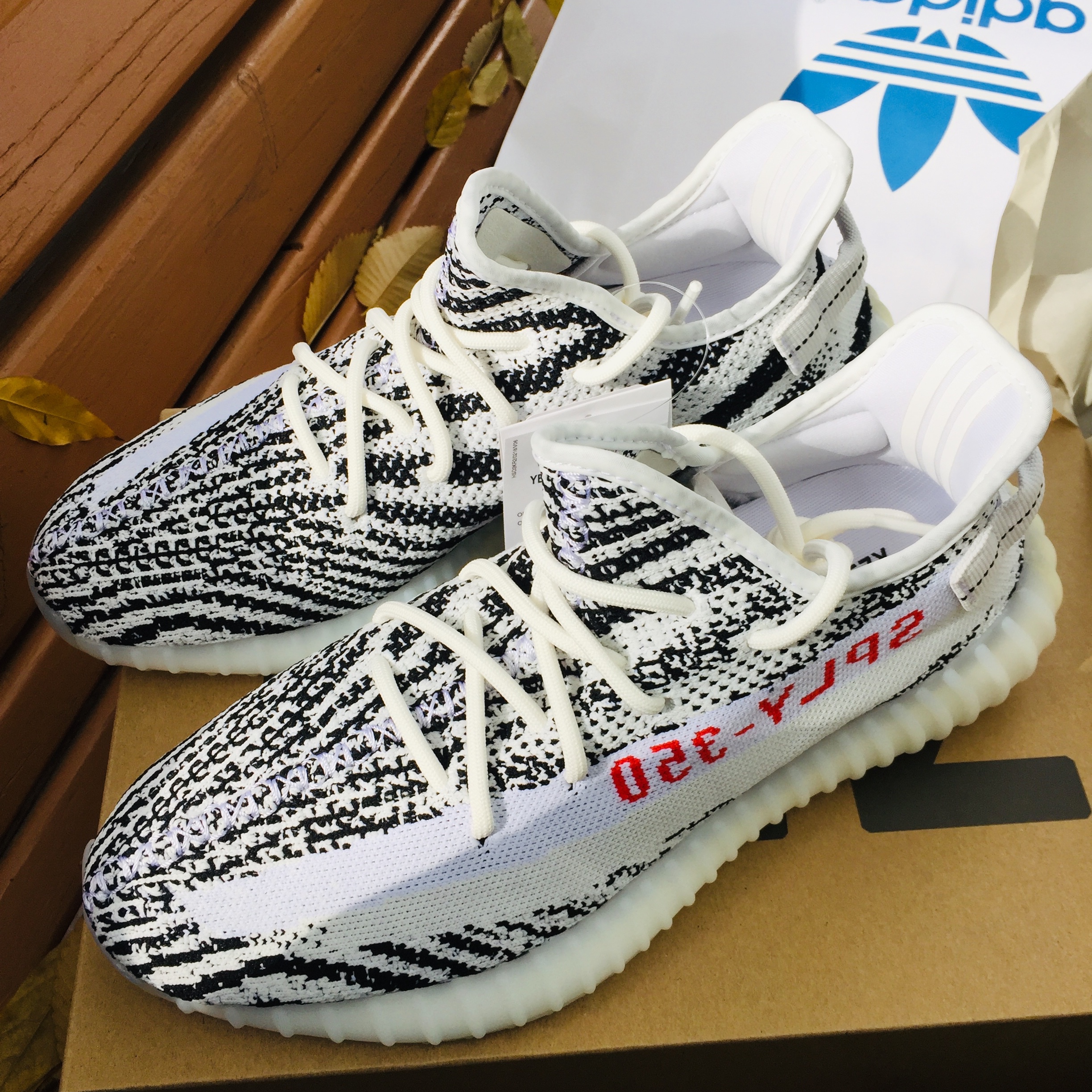 Adidas Yeezy Boost 350 V2 Zebra 2017/2019/2020, Adidas Yeezy Boost 700 Wave Runner Solid Grey 2017/2019 착용 스타일 - 1