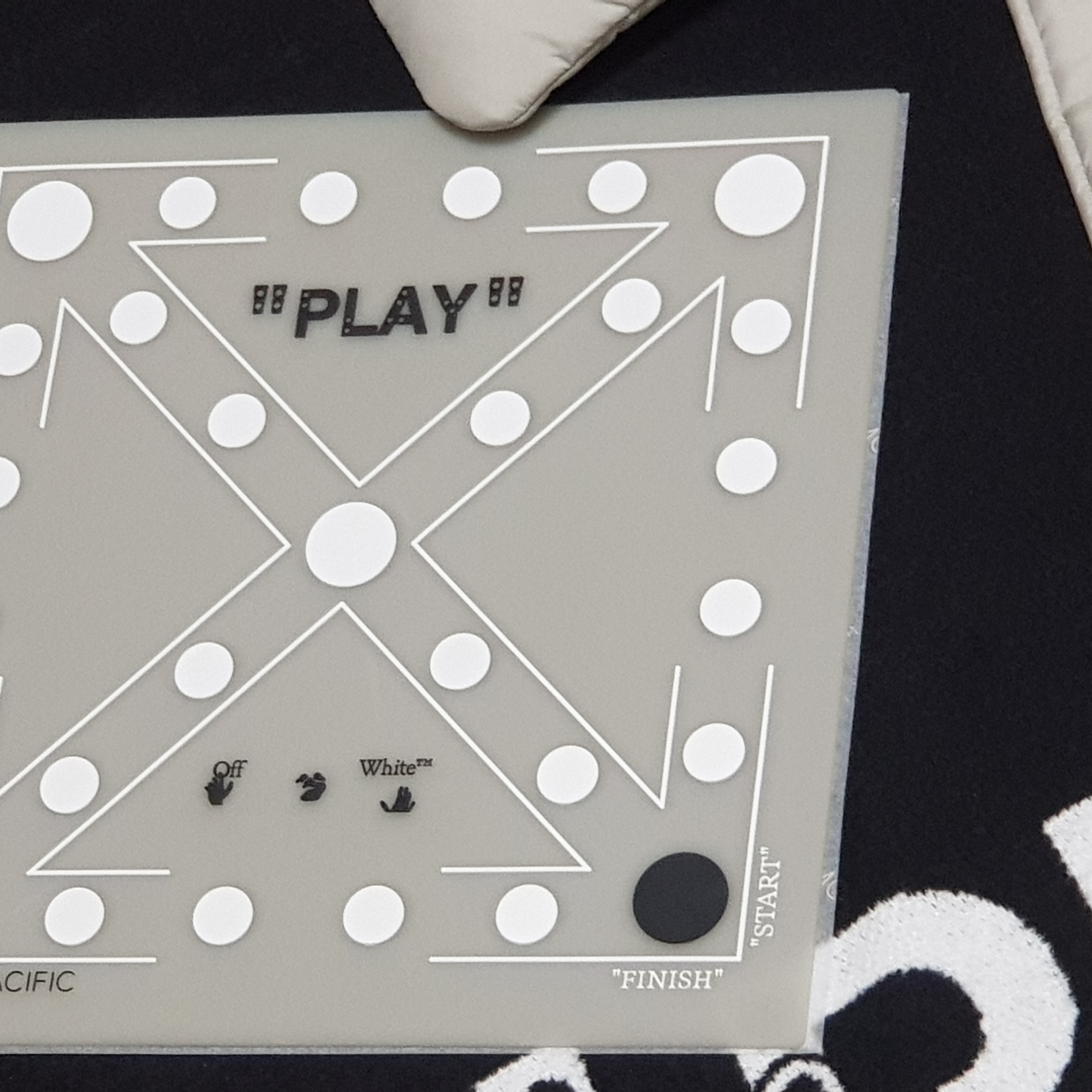 Off-White x Amore Pacific Play Kit 착용 스타일 - 4