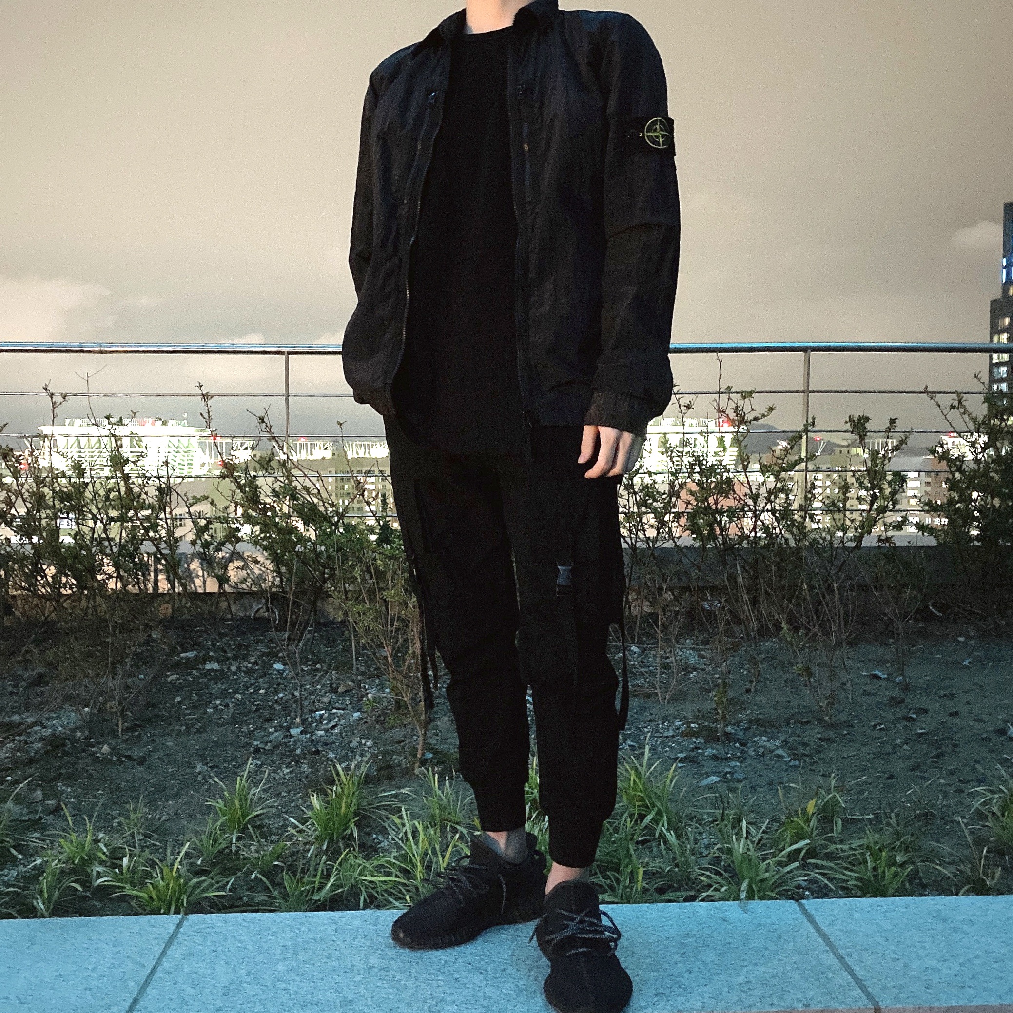 Adidas Yeezy Boost 350 V2 Black - Non-Reflective 착용 스타일
