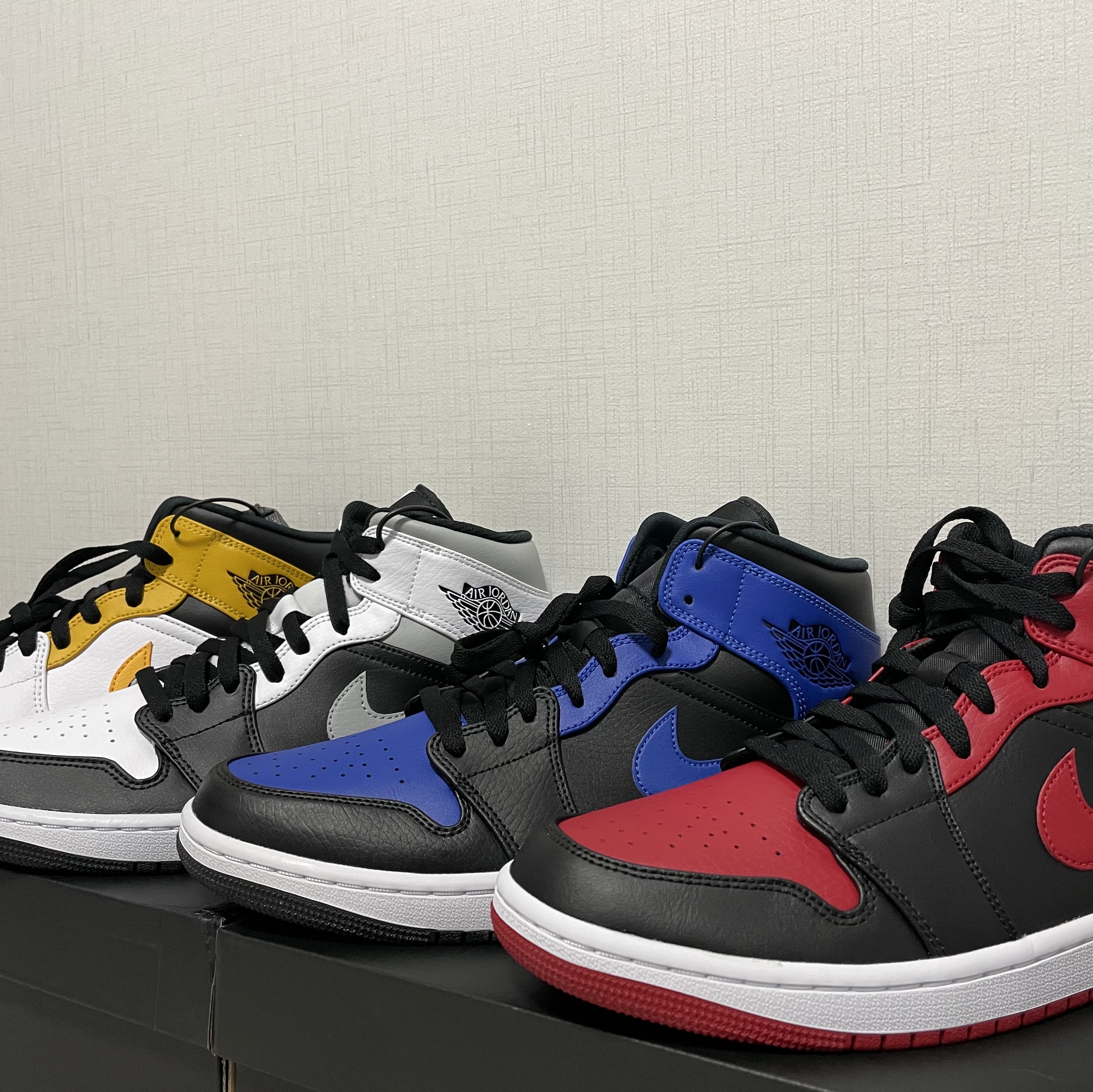 Jordan 1 Mid White University Gold, Jordan 1 Mid Bred Banned 2020 착용 스타일