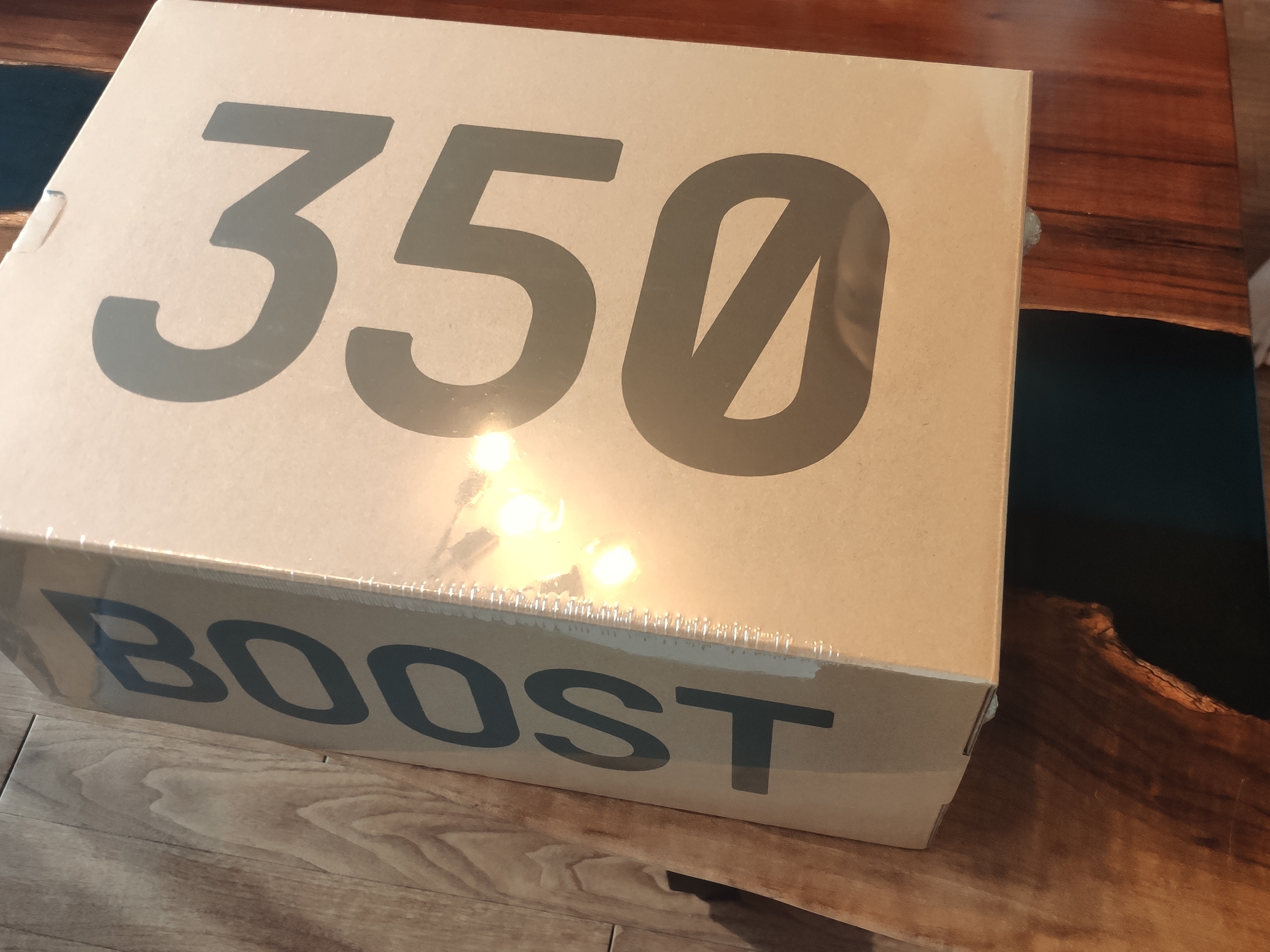 Adidas Yeezy Boost 350 V2 Black Red 2020 착용 스타일 - 2