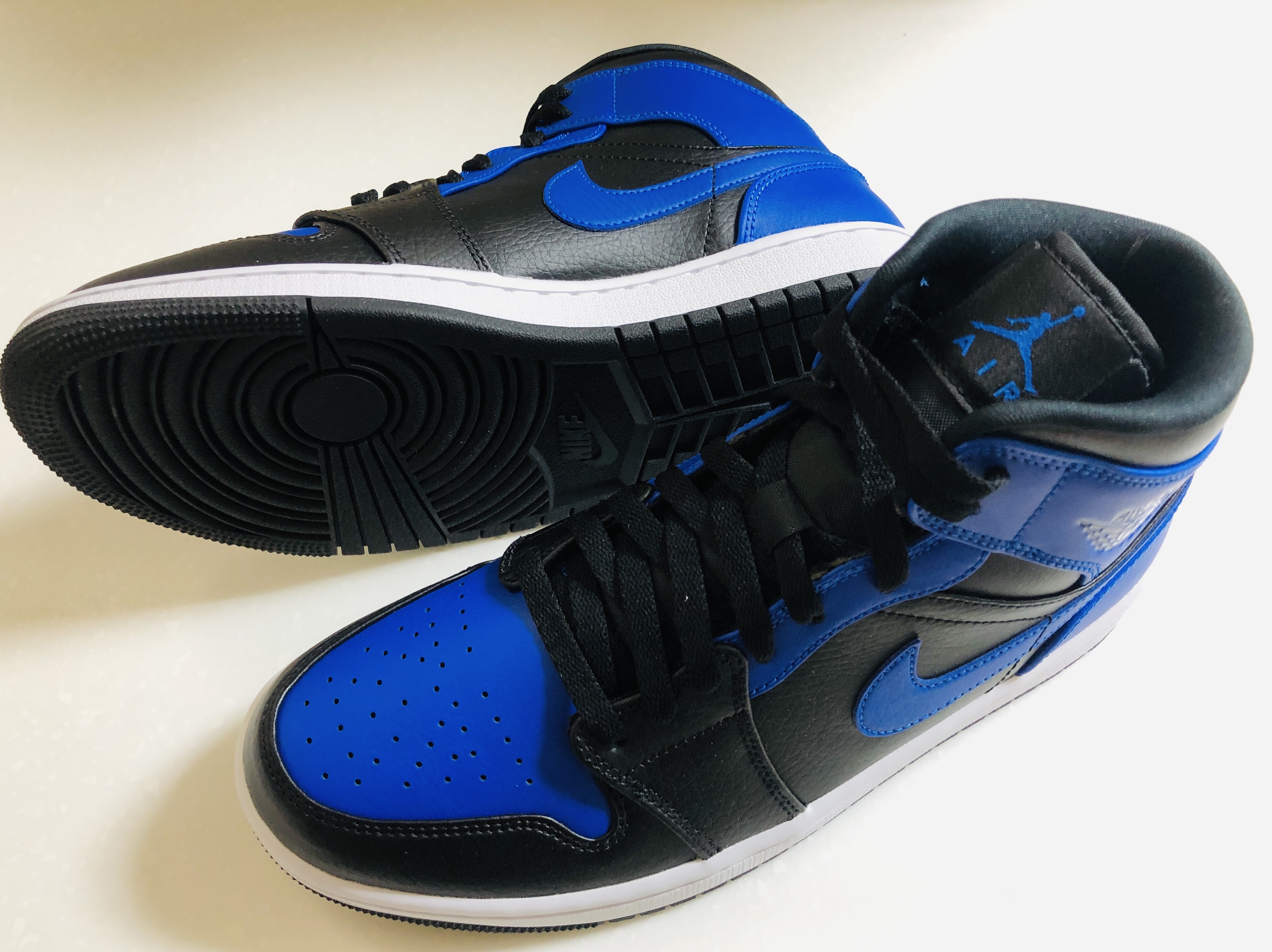 Jordan 1 Mid Black Hyper Royal 착용 스타일