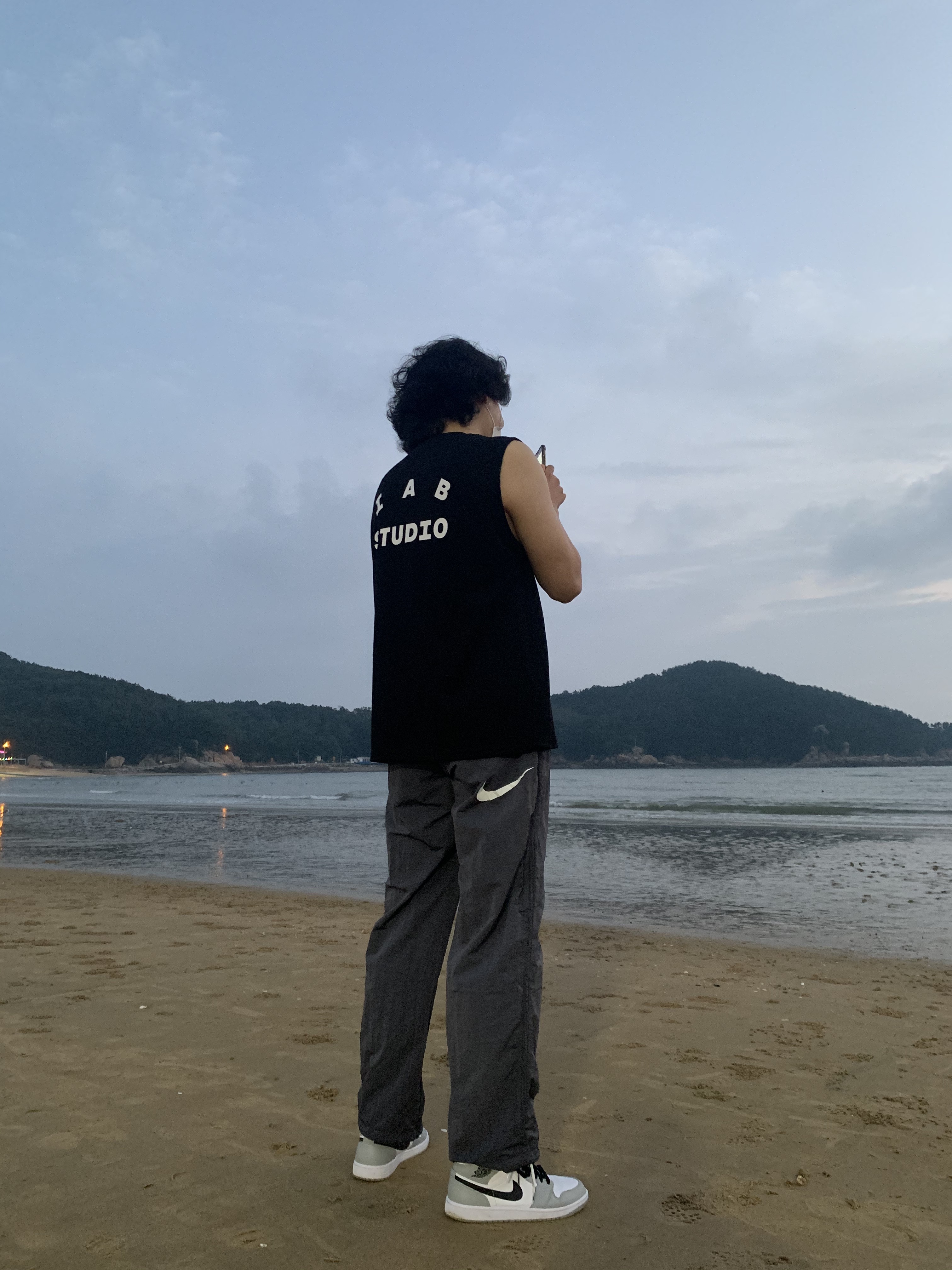 Nike x Stussy Beach Pants Off Noir, Jordan 1 Mid Light Smoke Grey 착용 스타일