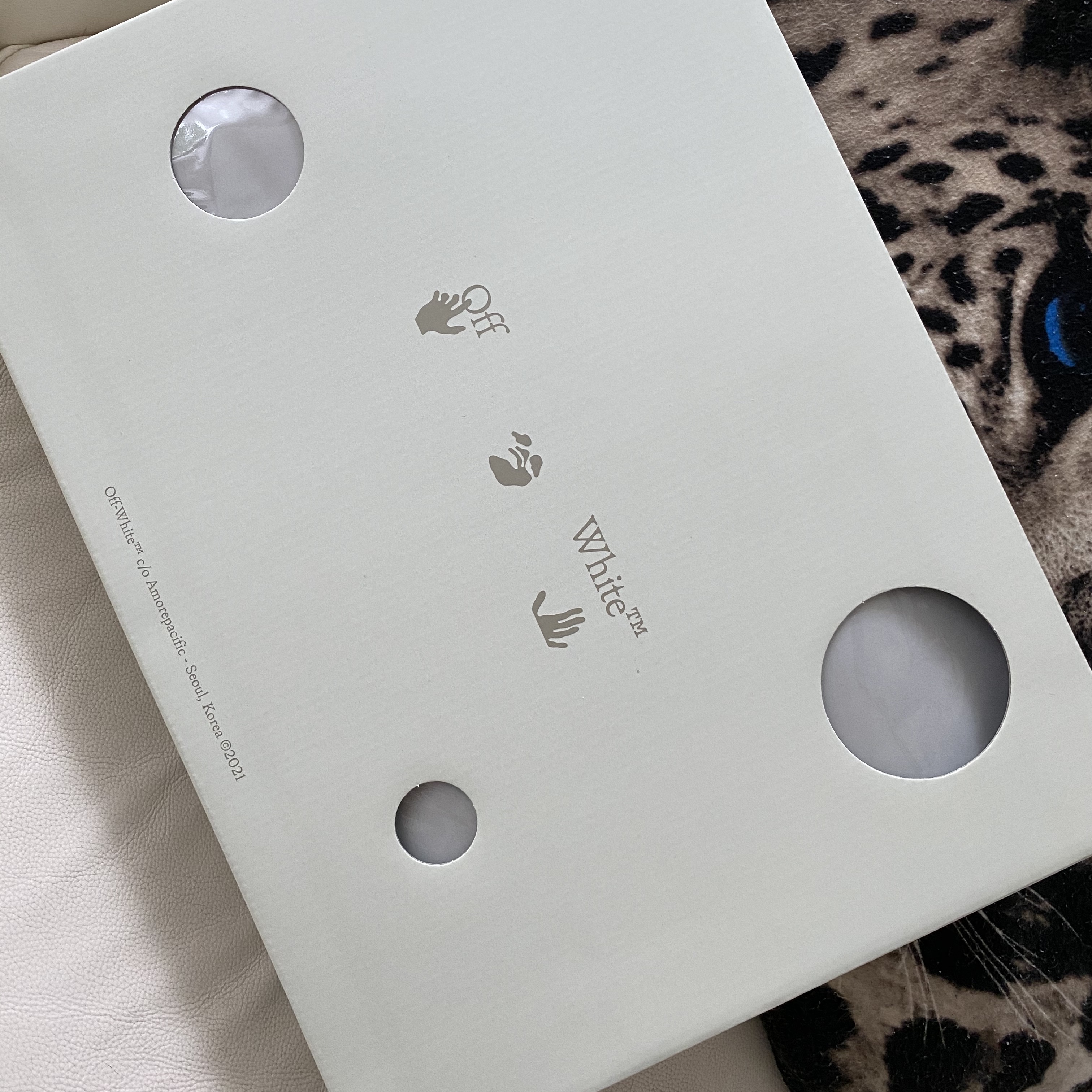Off-White x Amore Pacific Play Kit 착용 스타일