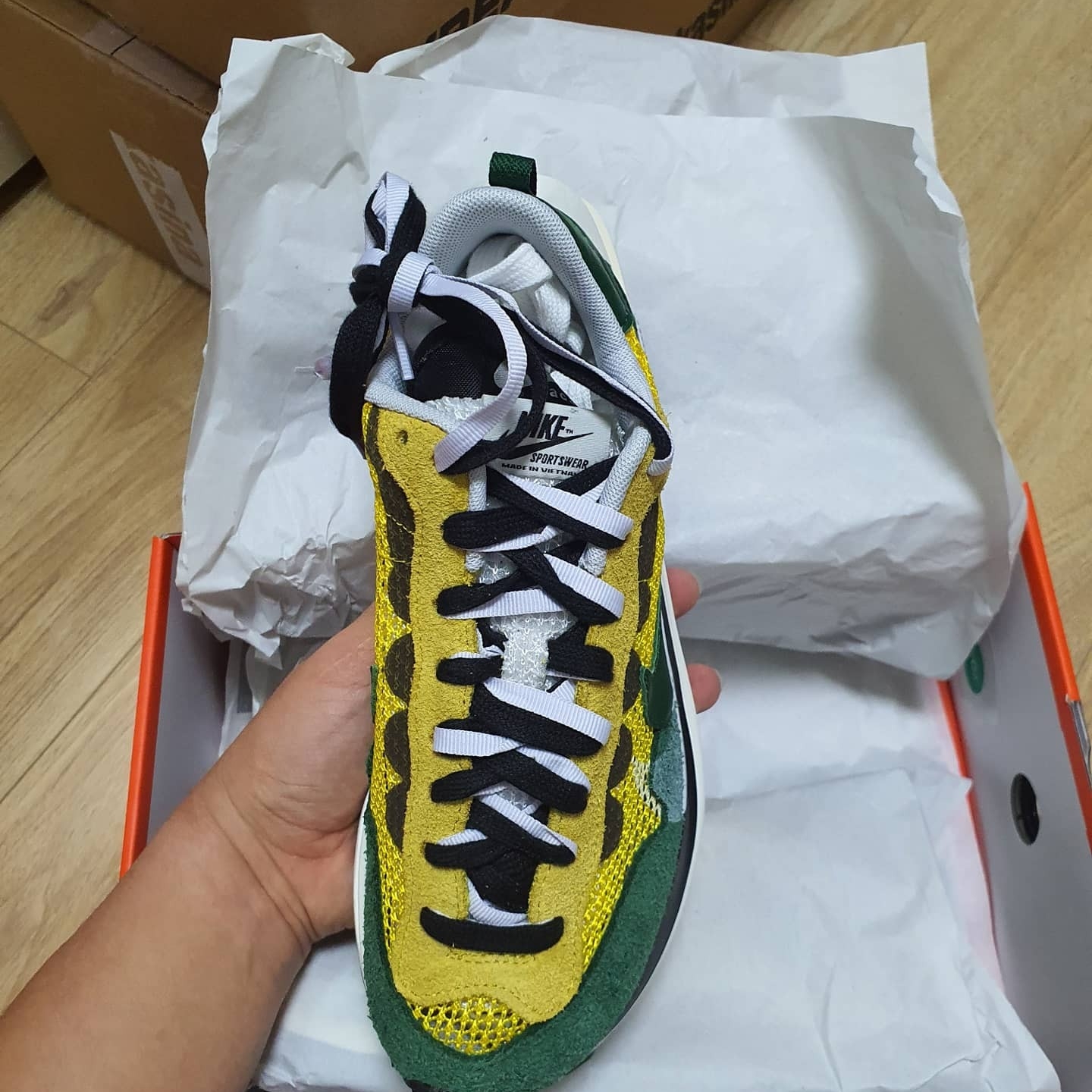 Nike x Sacai VaporWaffle Tour Yellow & Gorge Green Sail 착용 스타일 - 3