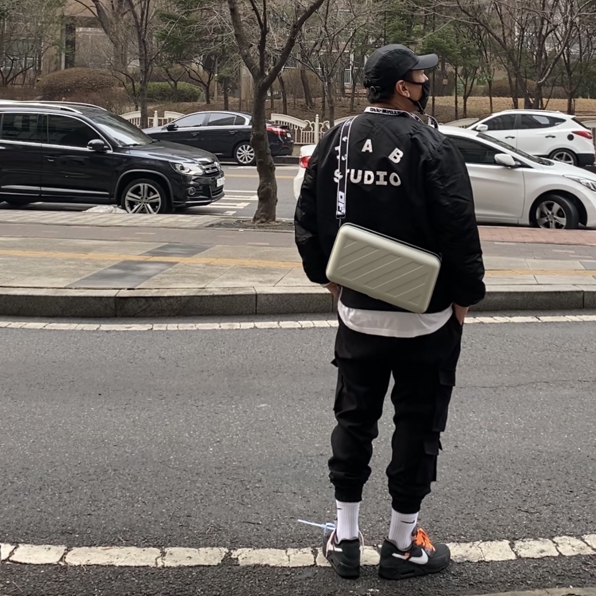 IAB Studio x Alpha Industries MA-1 Crewneck Black, Off-White x Amore Pacific Protection Box (Without Cosmetics) 착용 스타일 - 1