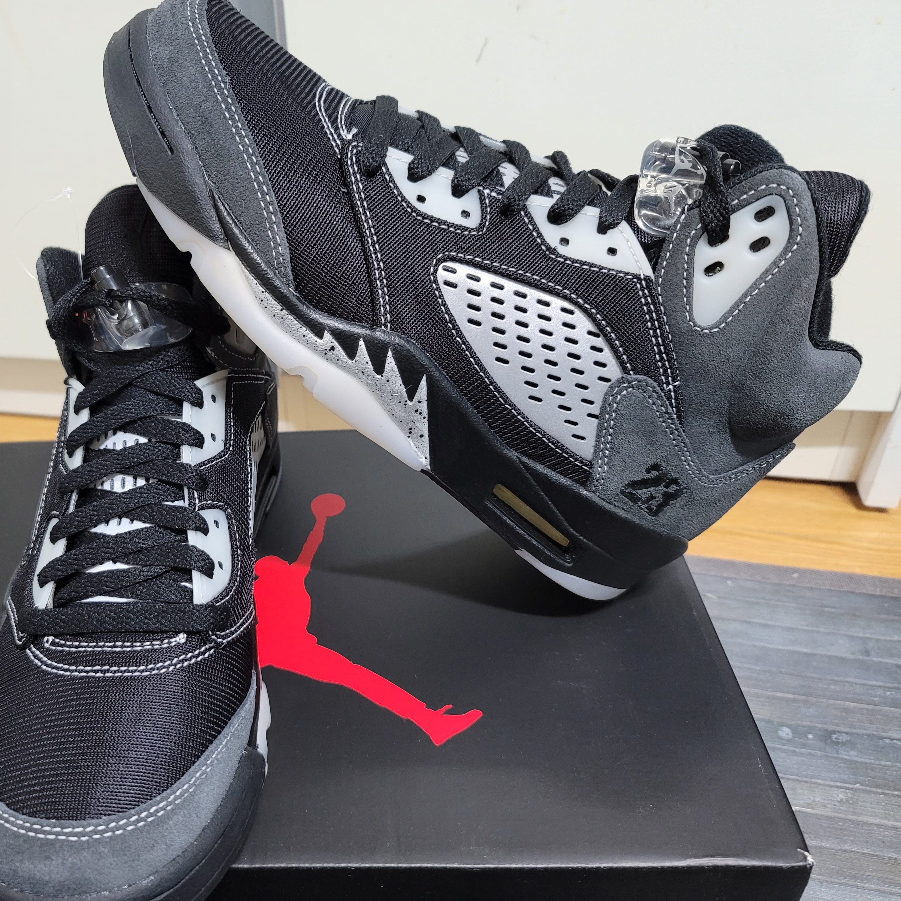 Jordan 5 Retro Anthracite 착용 스타일 - 4