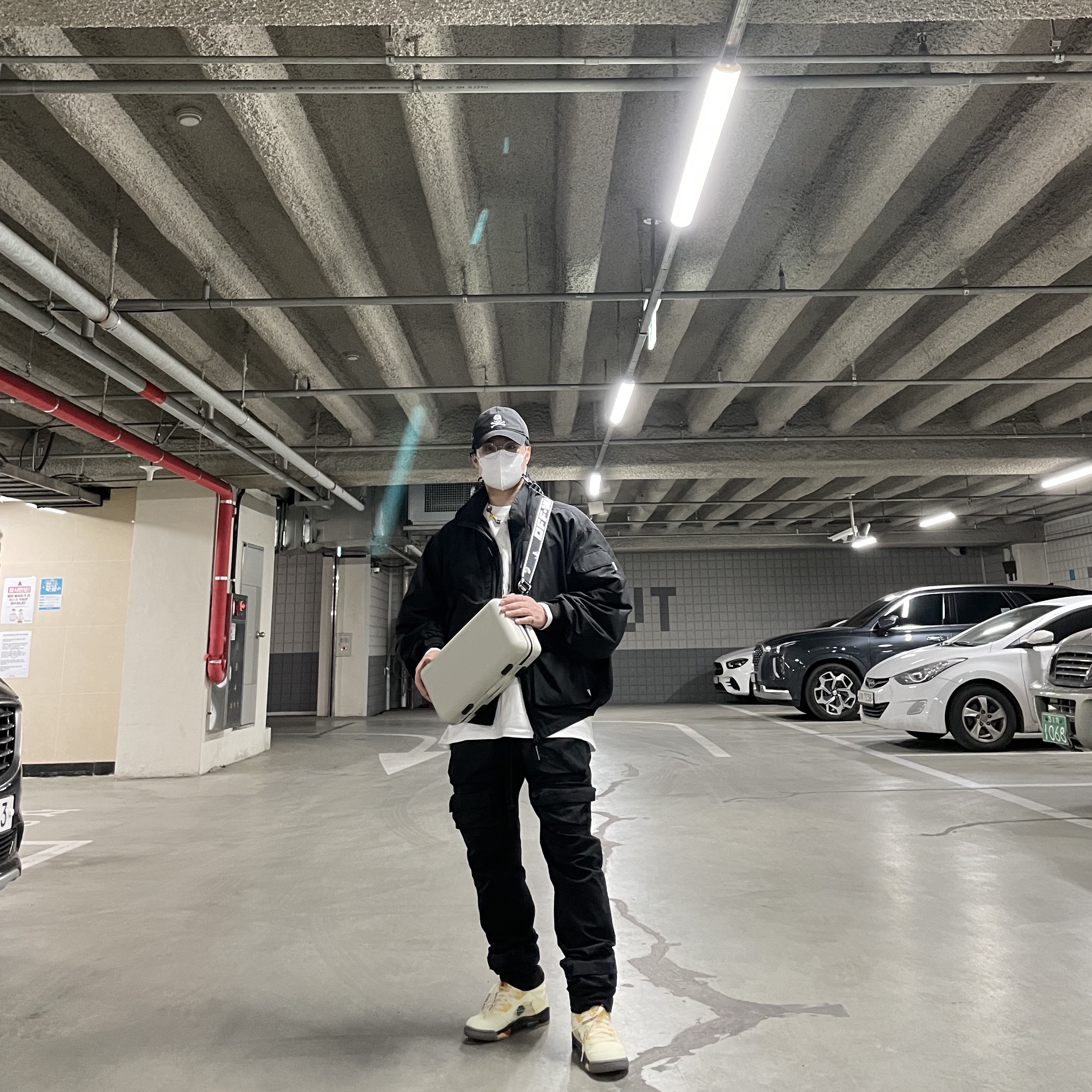 Off-White x Amore Pacific Protection Box (Without Cosmetics), Jordan 5 x Off-White Retro SP Sail Fire Red 착용 스타일 - 1
