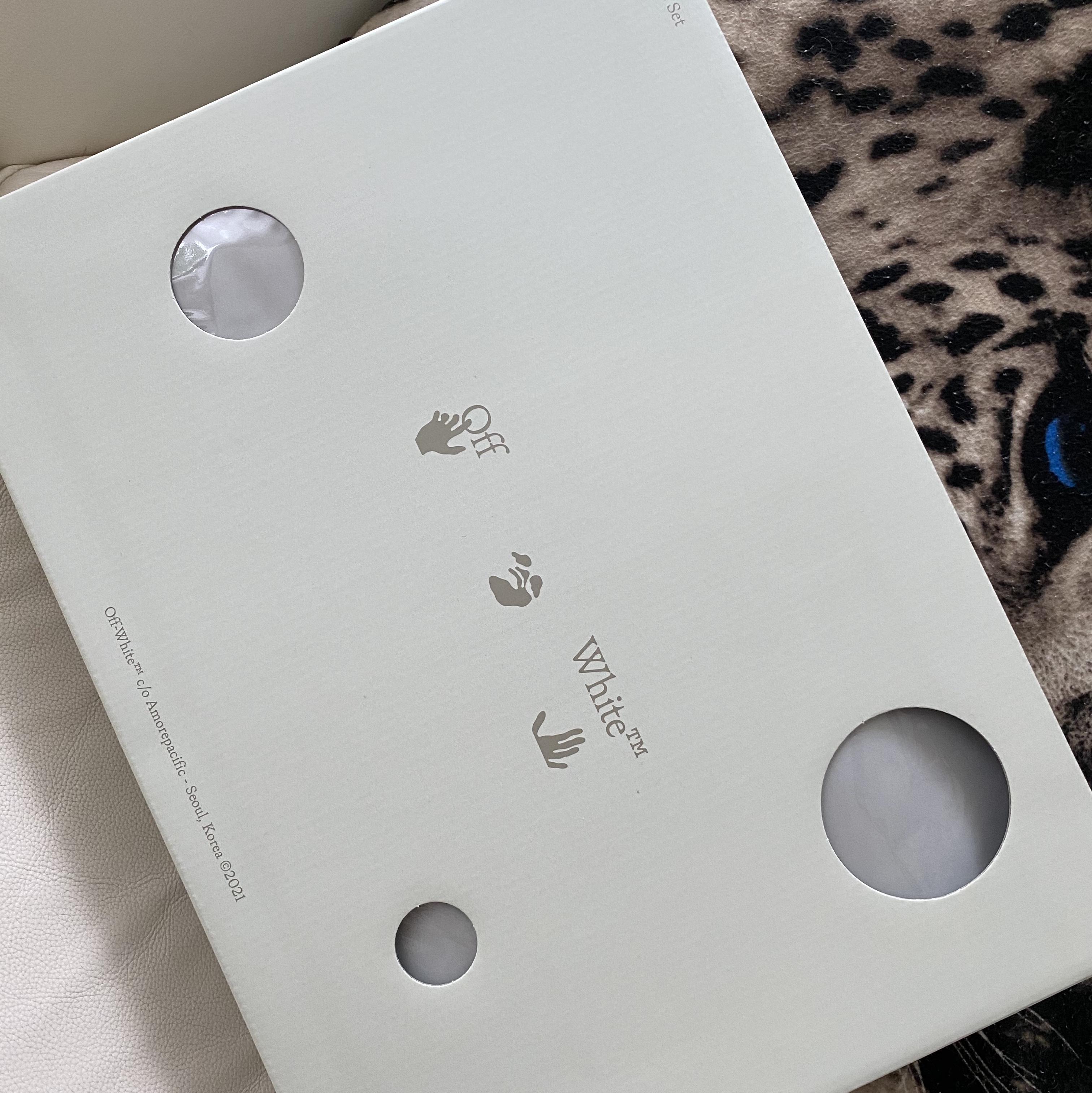 Off-White x Amore Pacific Protection Box (Without Cosmetics), Nike x Sean Cliver SB Dunk Low Holiday Special 착용 스타일 - 3
