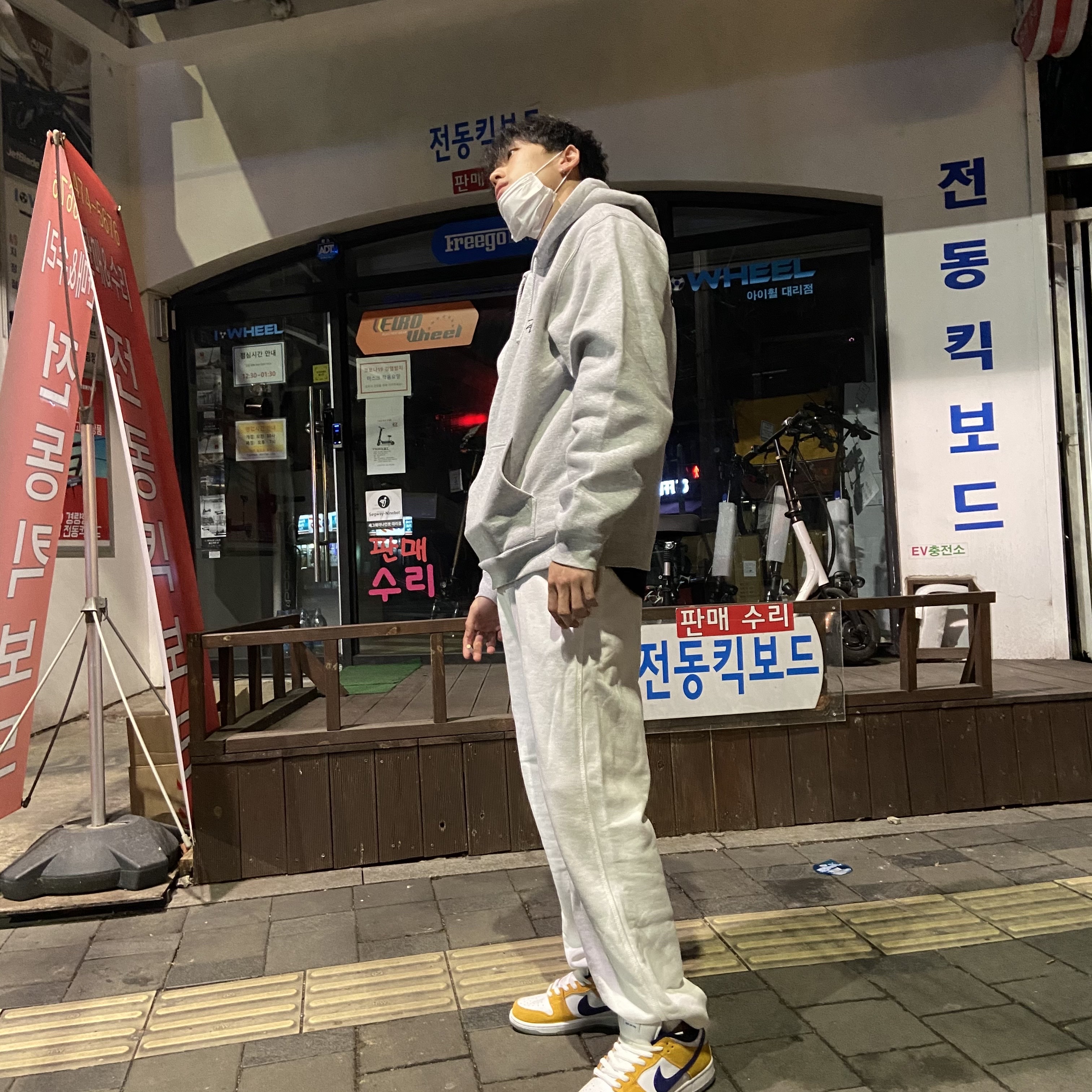 Nike SB Dunk Low Laser Orange 착용 스타일 - 2