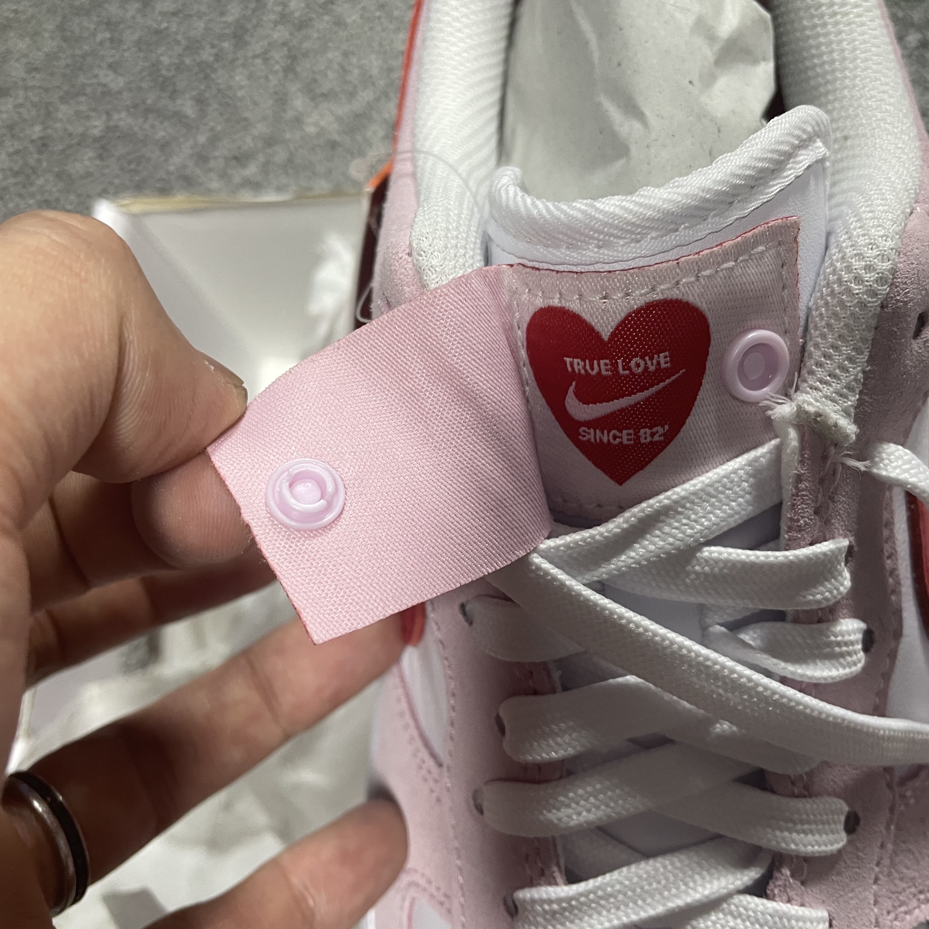 Nike Air Force 1 '07 QS Valentine's Day 착용 스타일 - 3