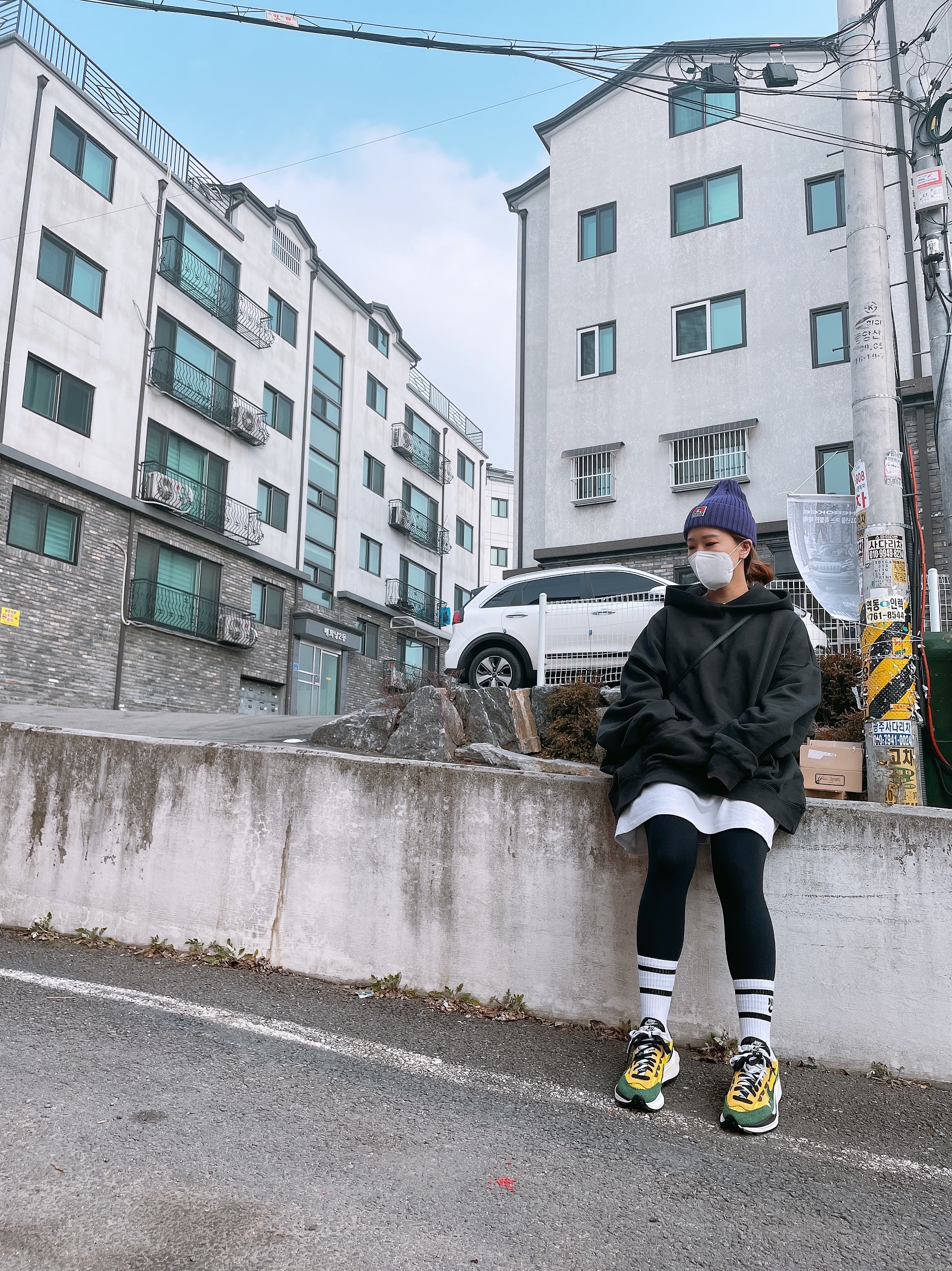 Nike x Sacai VaporWaffle Tour Yellow & Gorge Green Sail, Essentials 3D Silicon Applique Pullover Hoodie Dark Slate/Black 2020 착용 스타일