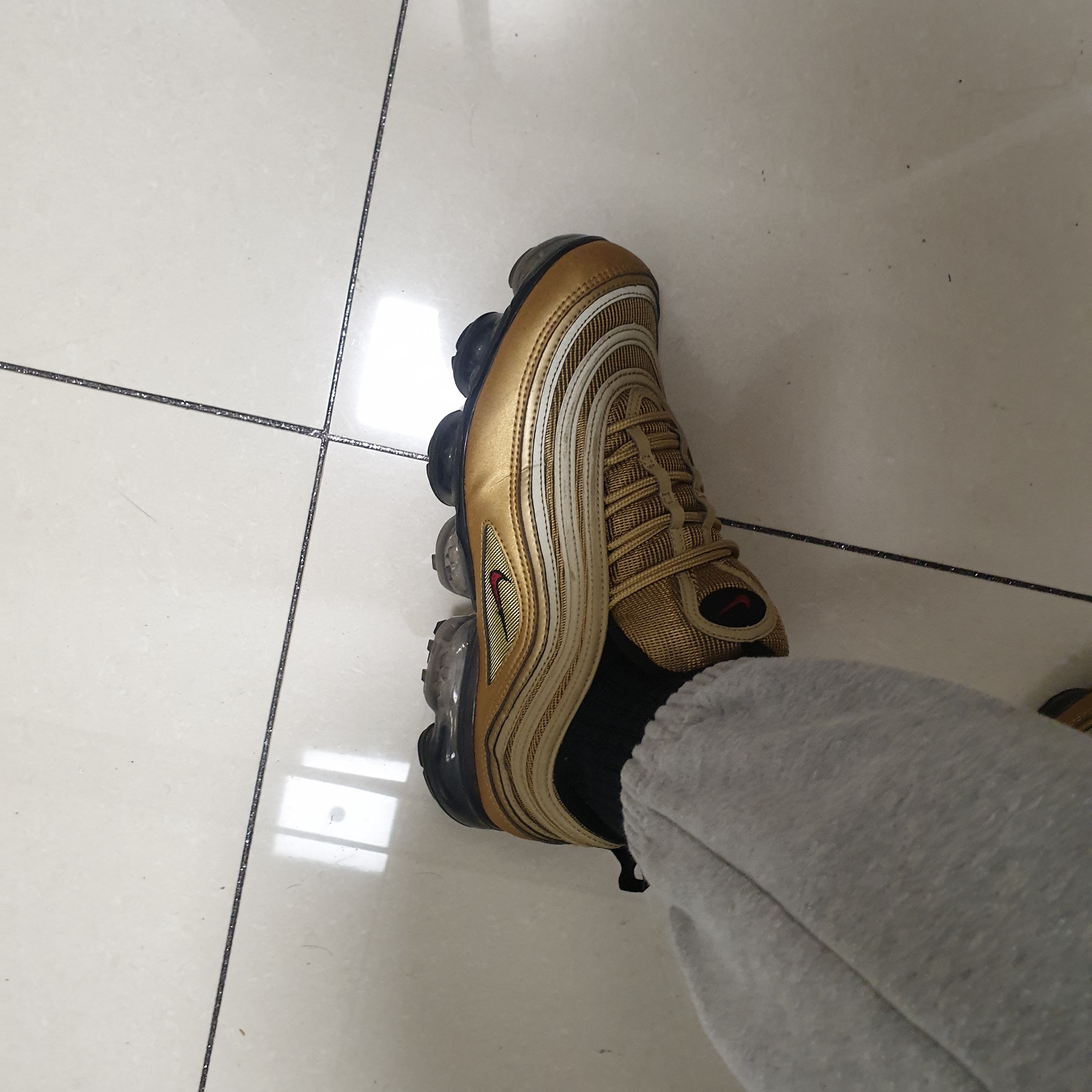 Nike Air VaporMax 97 Metallic Gold 착용 스타일 - 3