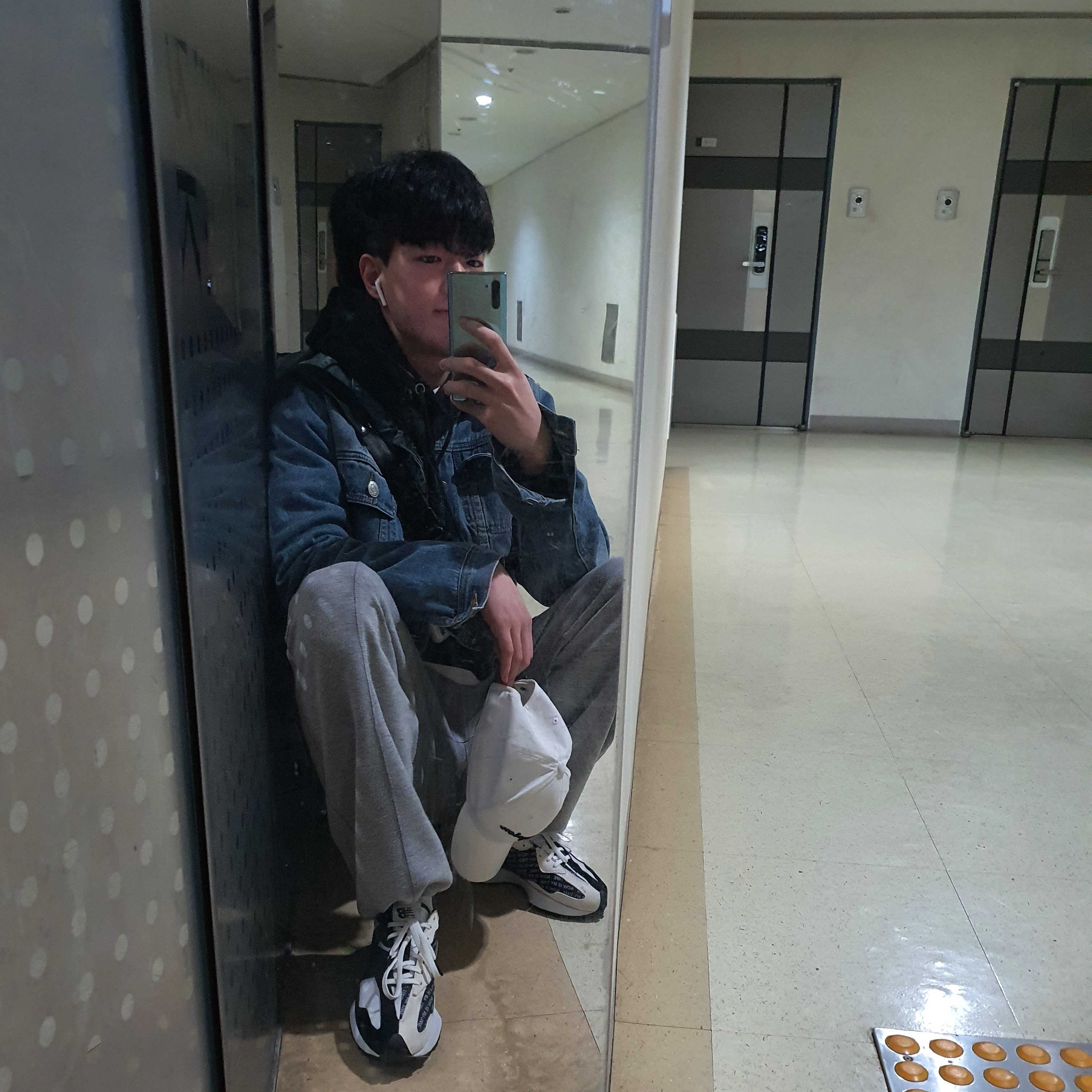(W) New Balance 327 White Black 착용 스타일 - 2