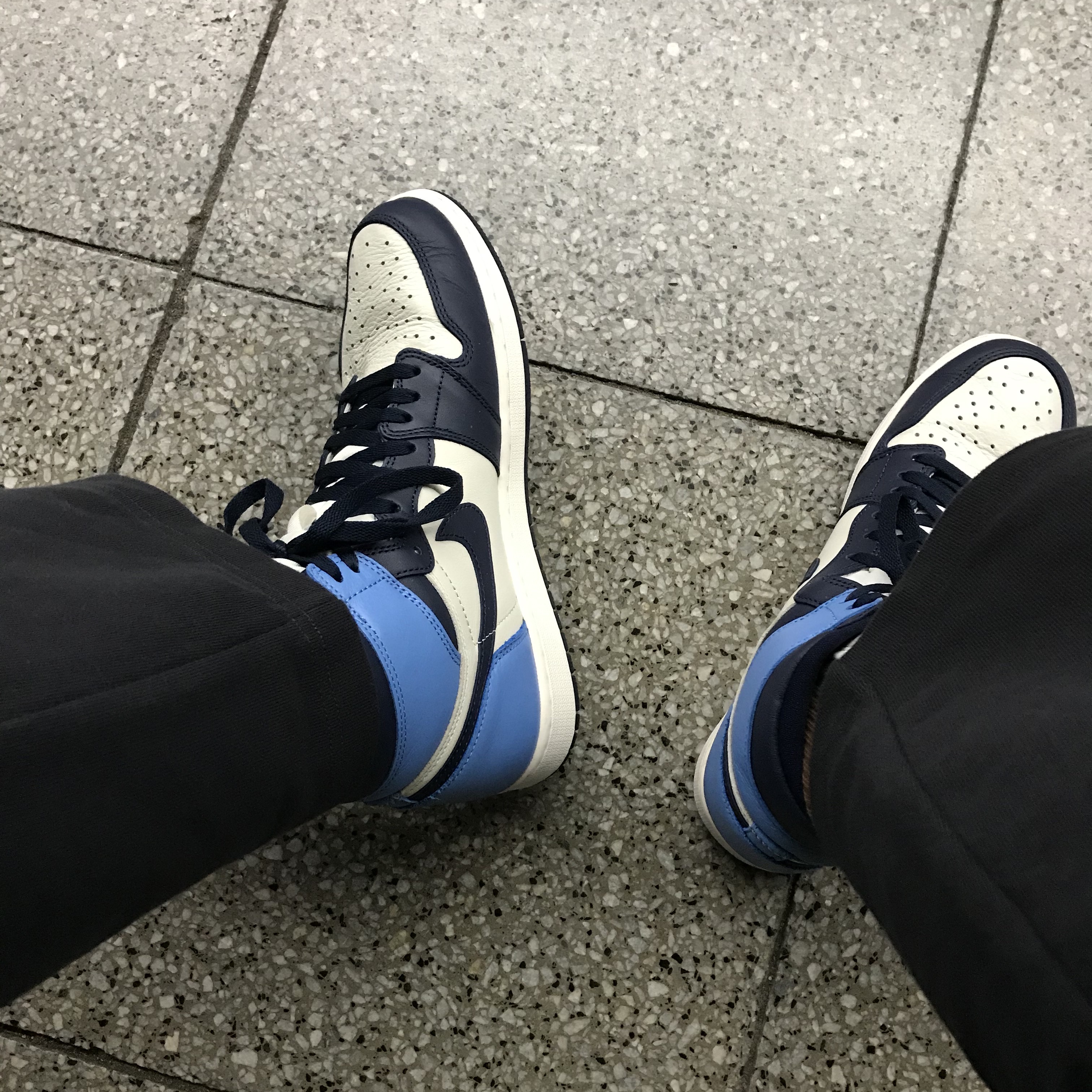 Jordan 1 Retro High Obsidian UNC 착용 스타일 - 3