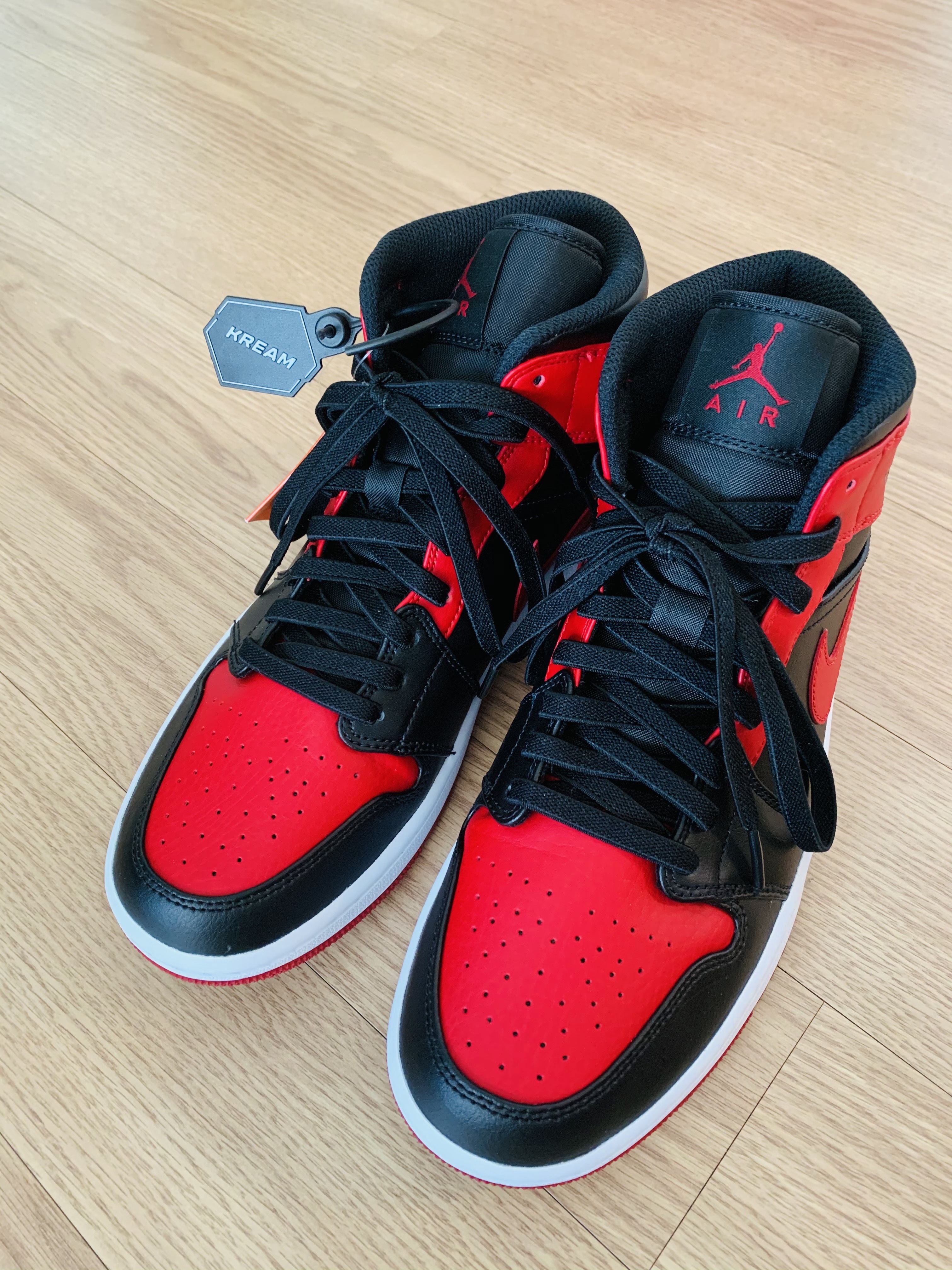 Jordan 1 Mid Bred Banned 2020, Nike Big Swoosh Full Zip Jacket Black Volt 착용 스타일 - 3