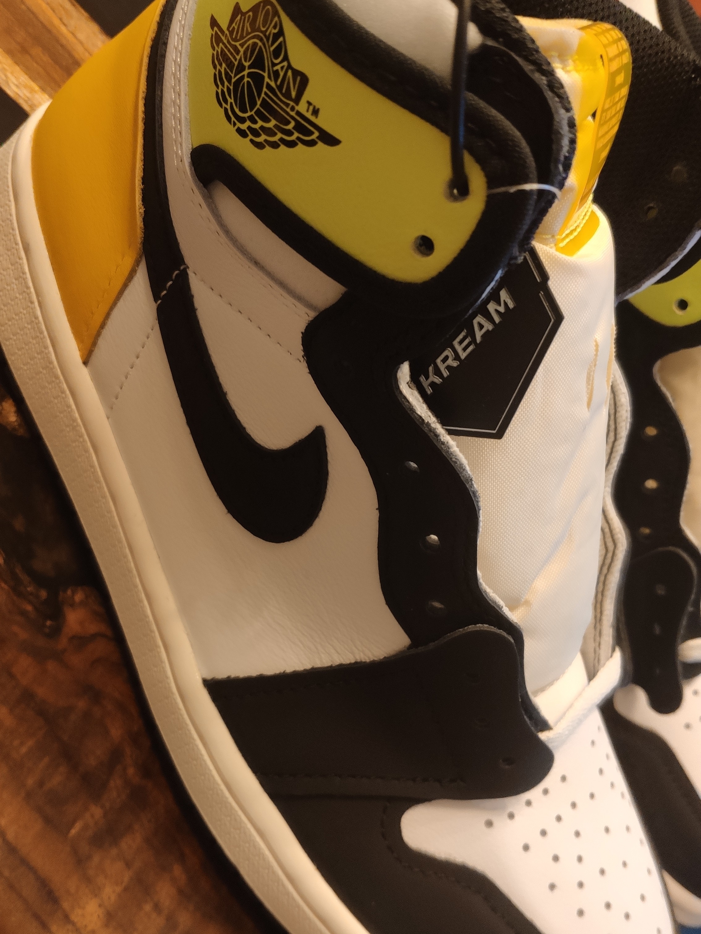 Jordan 1 Retro High OG Volt Gold 착용 스타일 - 1