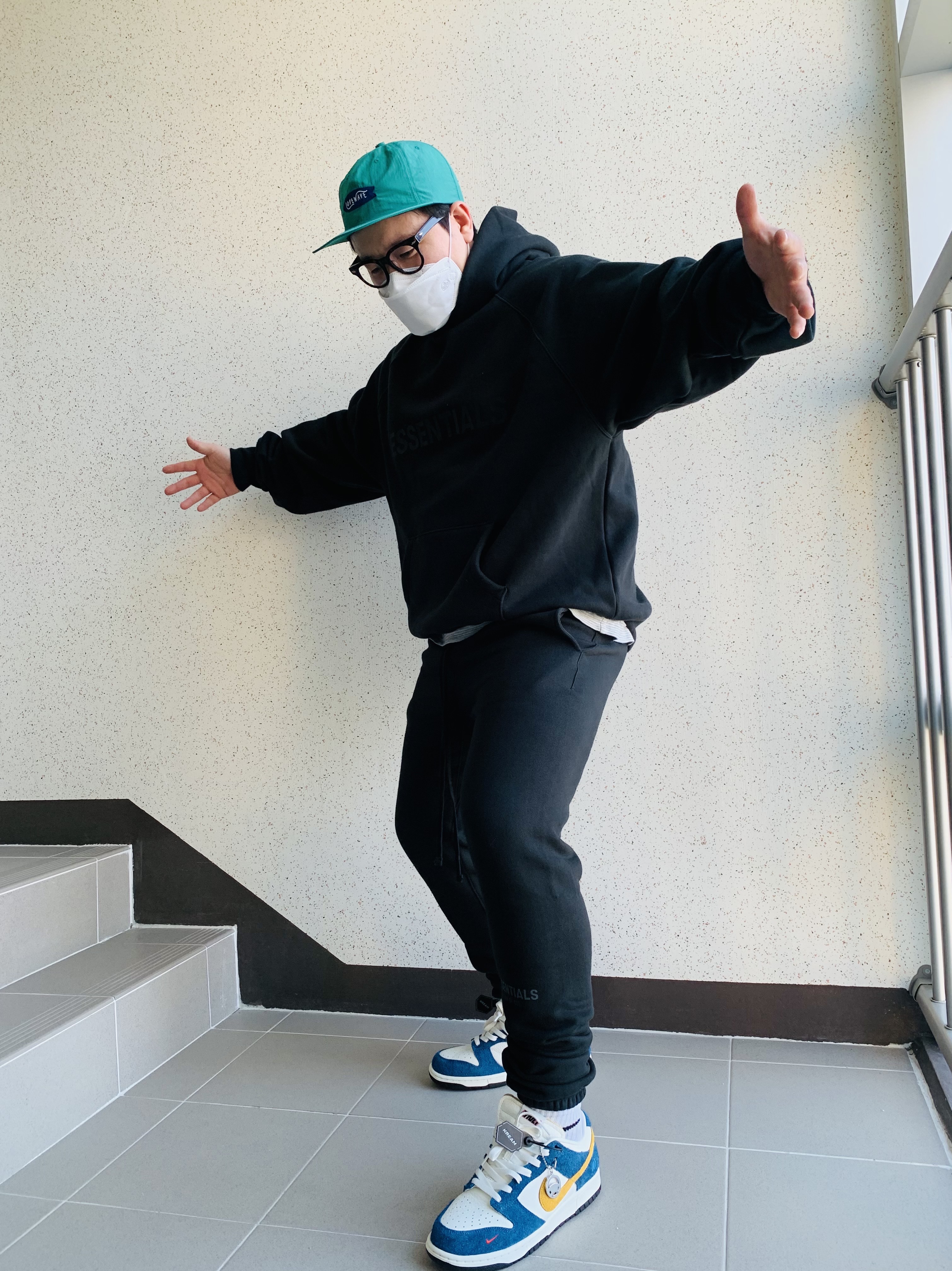Essentials 3D Silicon Applique Pullover Hoodie Dark Slate/Black 2020, Essentials Sweatpants Dark Slate/Black 2020 착용 스타일 - 2