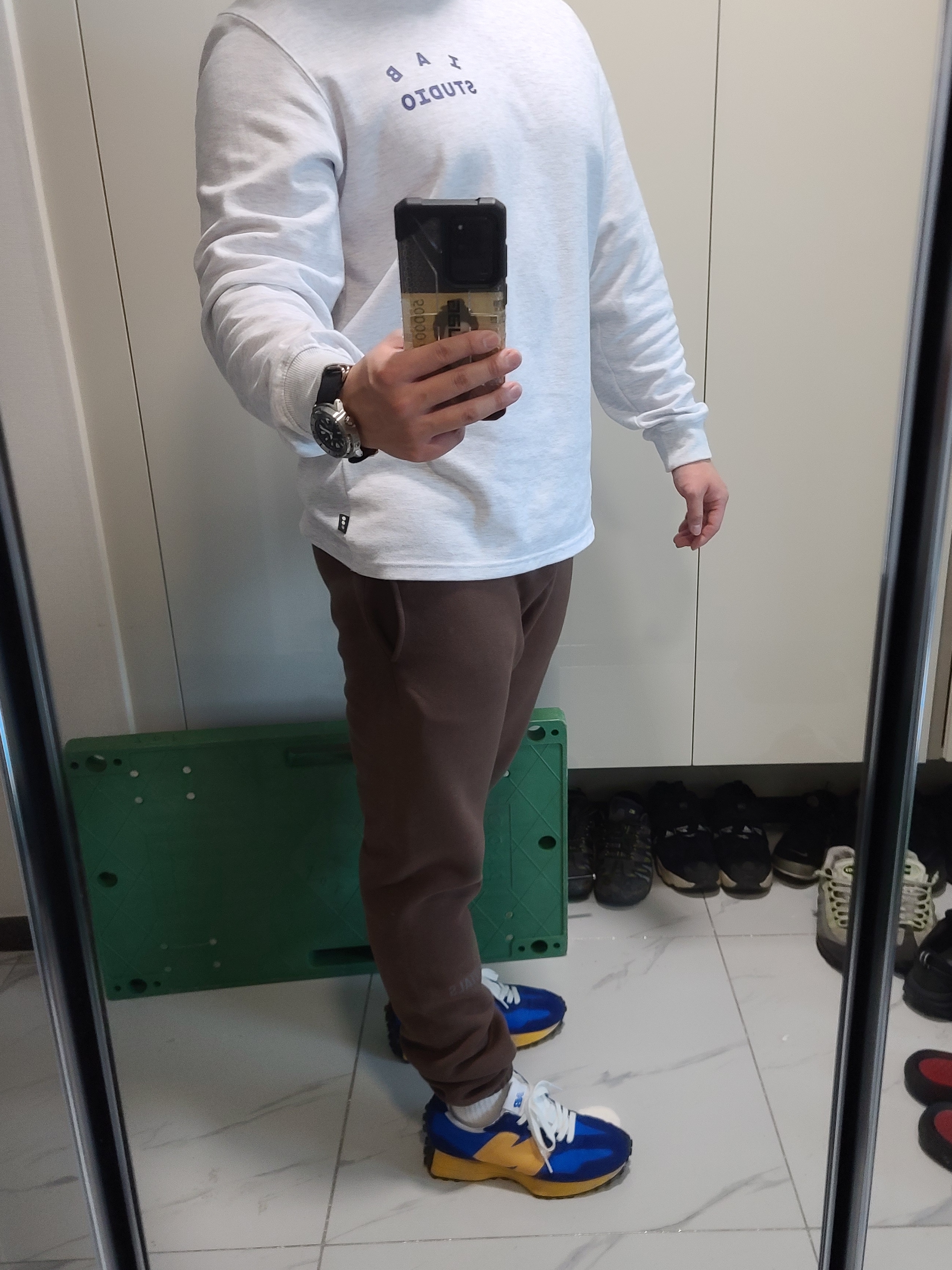 New Balance 327 Blue, Essentials Fleece Lounge Pants Brown/Rain Drum - Ssense Exclusive 착용 스타일