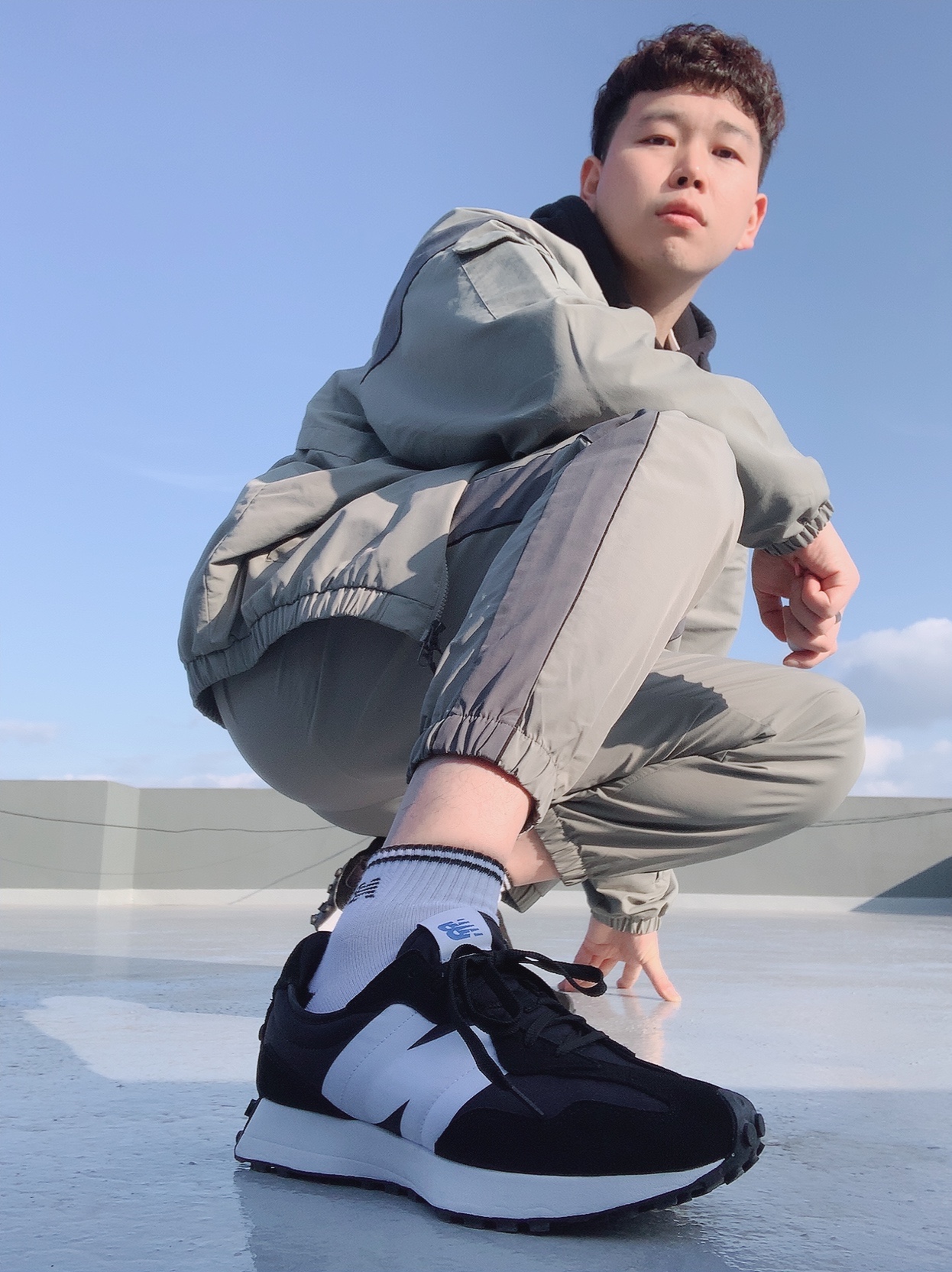 New Balance 327 Black 착용 스타일 - 1
