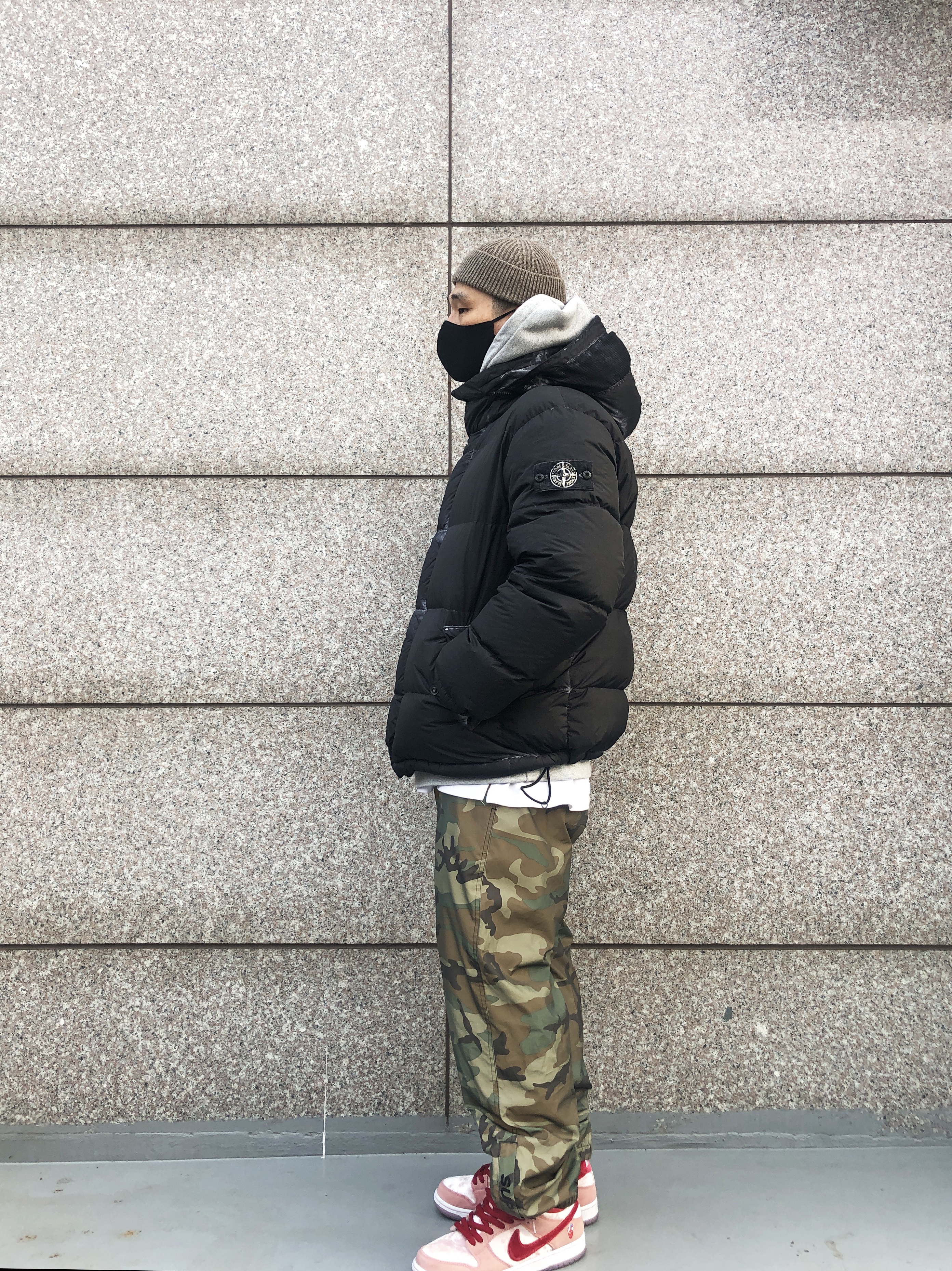 Supreme x Stone Island Painted Camo Crinkle Down Jacket Black - 20FW, Nike x StrangeLove SB Dunk Low Pink (Regular Box) 착용 스타일