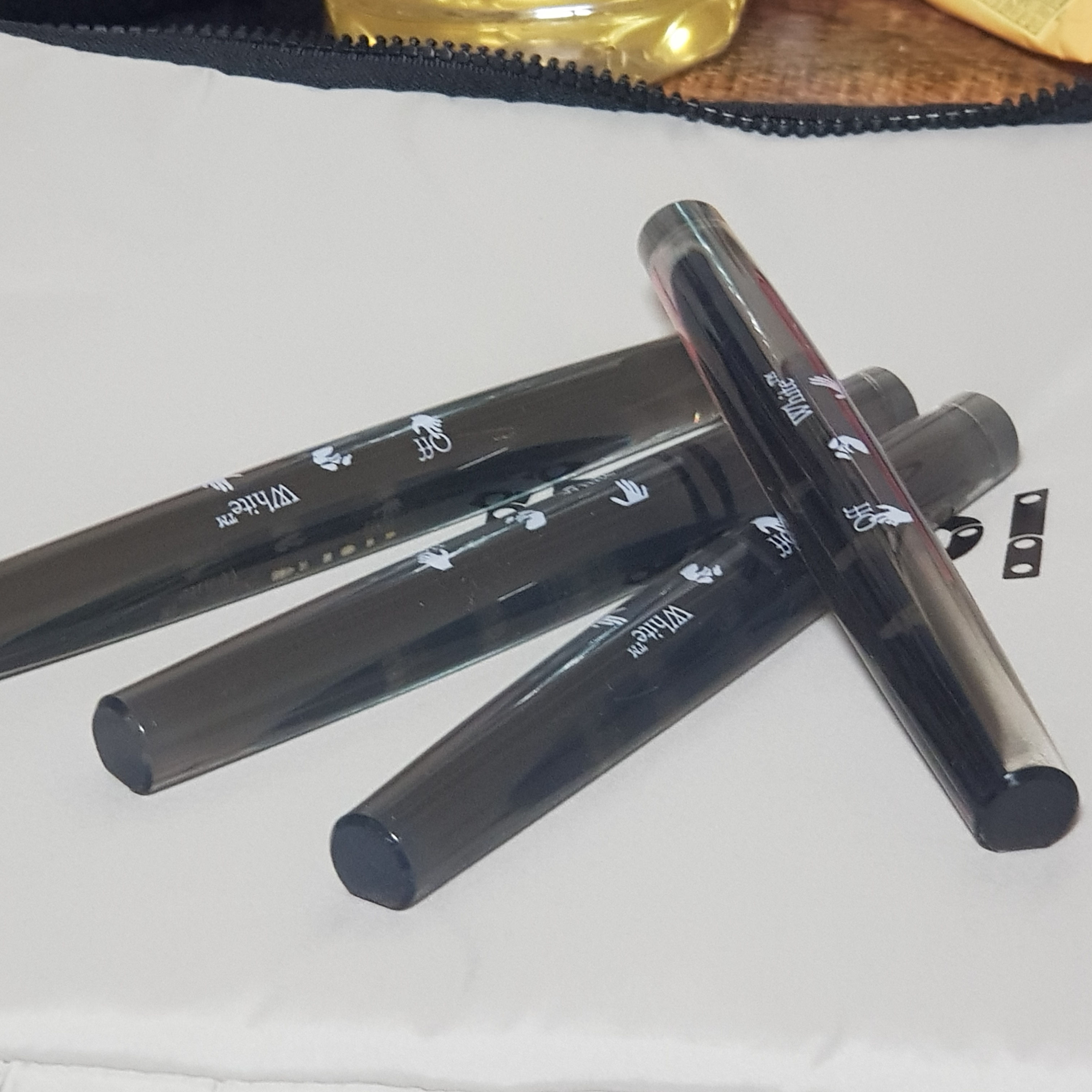 Off-White x Amore Pacific Play Kit 착용 스타일 - 2