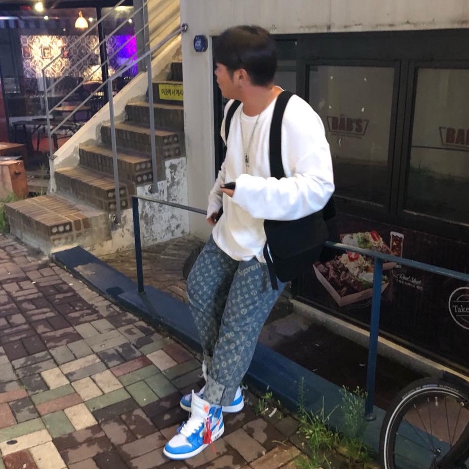 Jordan 1 x Off-White Retro High University Blue 착용 스타일