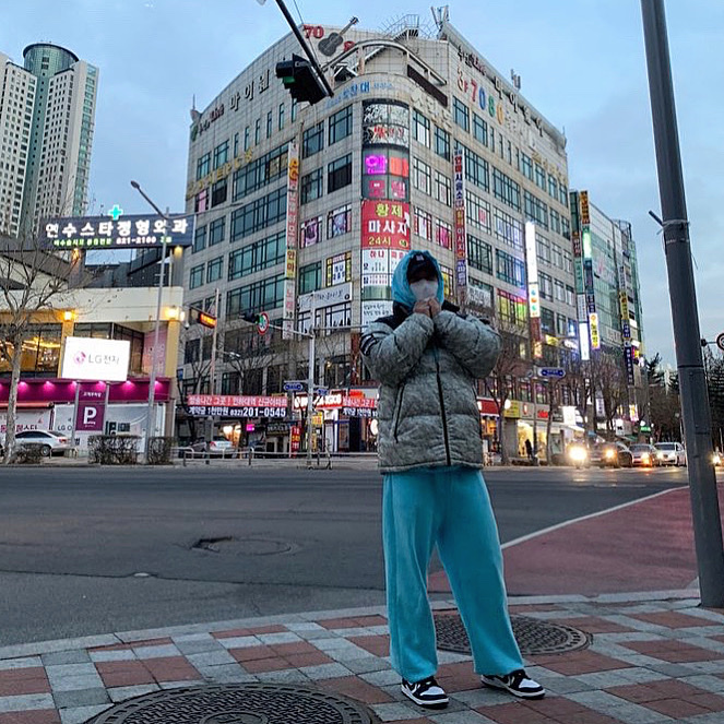 Supreme x The North Face Paper Print Nuptse Jacket - 19FW, Nike Dunk Low Retro Black 착용 스타일