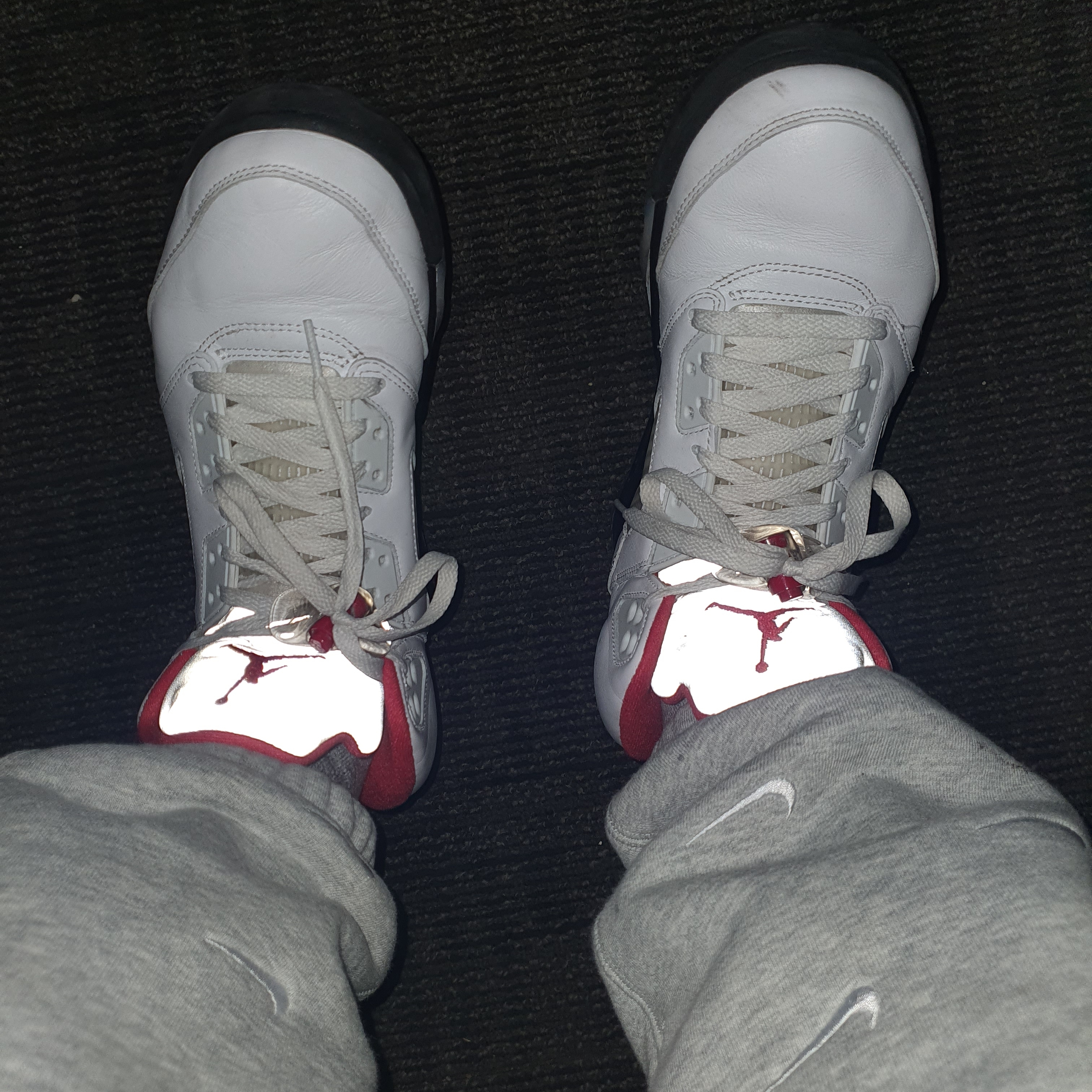 Jordan 5 Retro Fire Red Silver Tongue 2020, Nike NRG Swoosh Logo Pants Grey Heather 착용 스타일 - 4