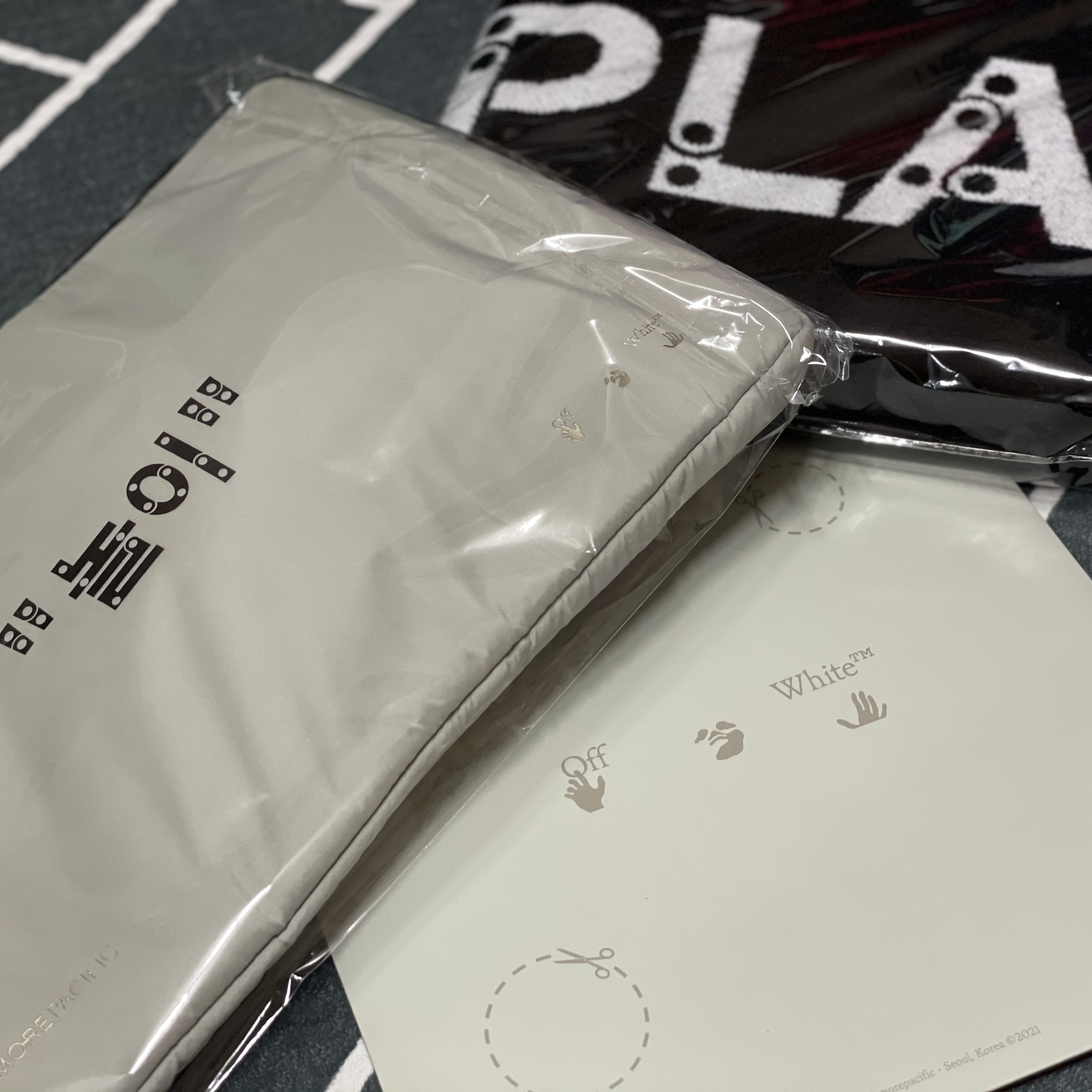 Off-White x Amore Pacific Play Kit 착용 스타일 - 2