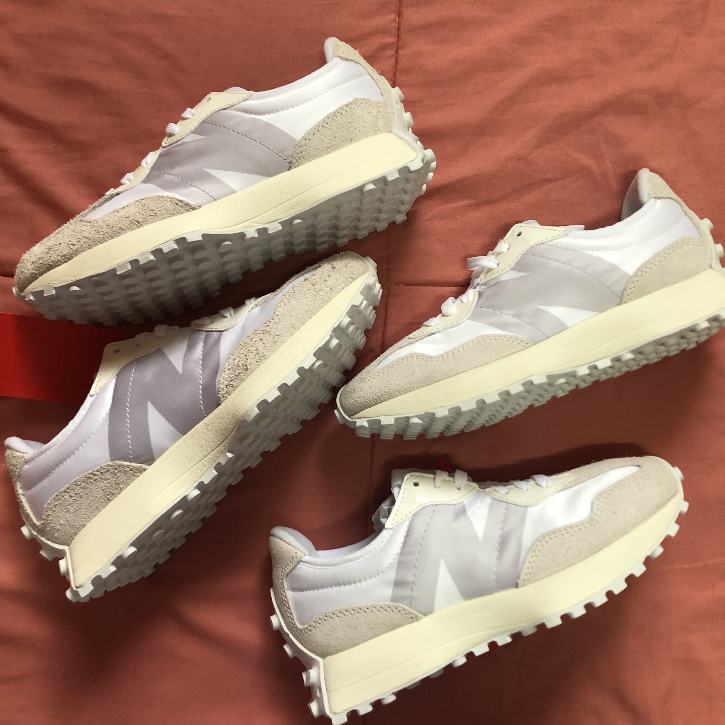 (W) New Balance 327 White Moonbeam 착용 스타일 - 1