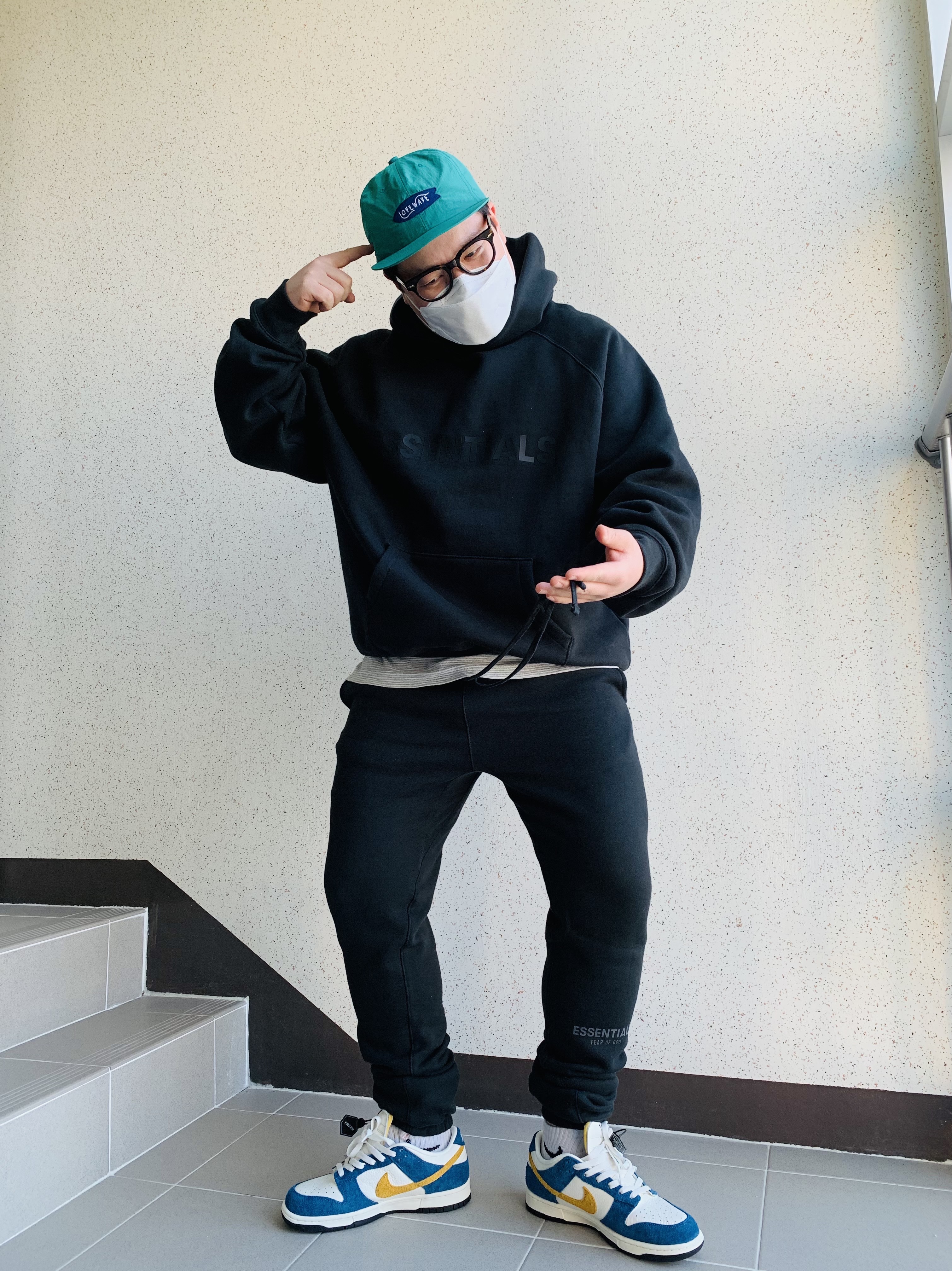 Essentials 3D Silicon Applique Pullover Hoodie Dark Slate/Black 2020, Essentials Sweatpants Dark Slate/Black 2020 착용 스타일 - 1