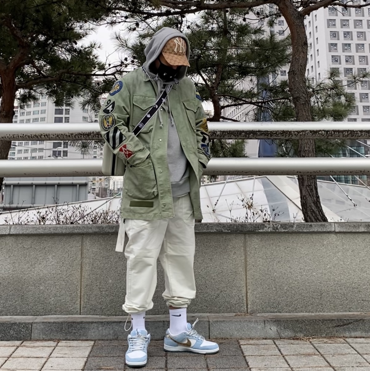 Off-White x Amore Pacific Protection Box (Without Cosmetics), Nike x Sean Cliver SB Dunk Low Holiday Special 착용 스타일 - 2