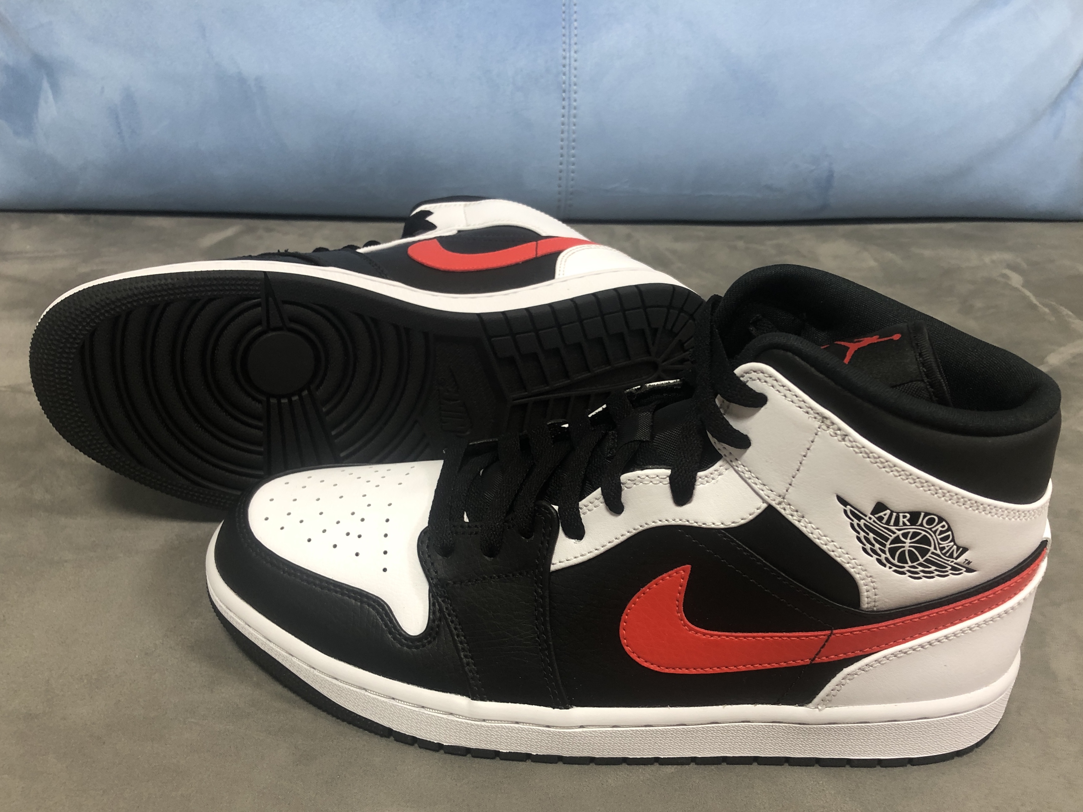 Jordan 1 Mid Black Chile Red 착용 스타일