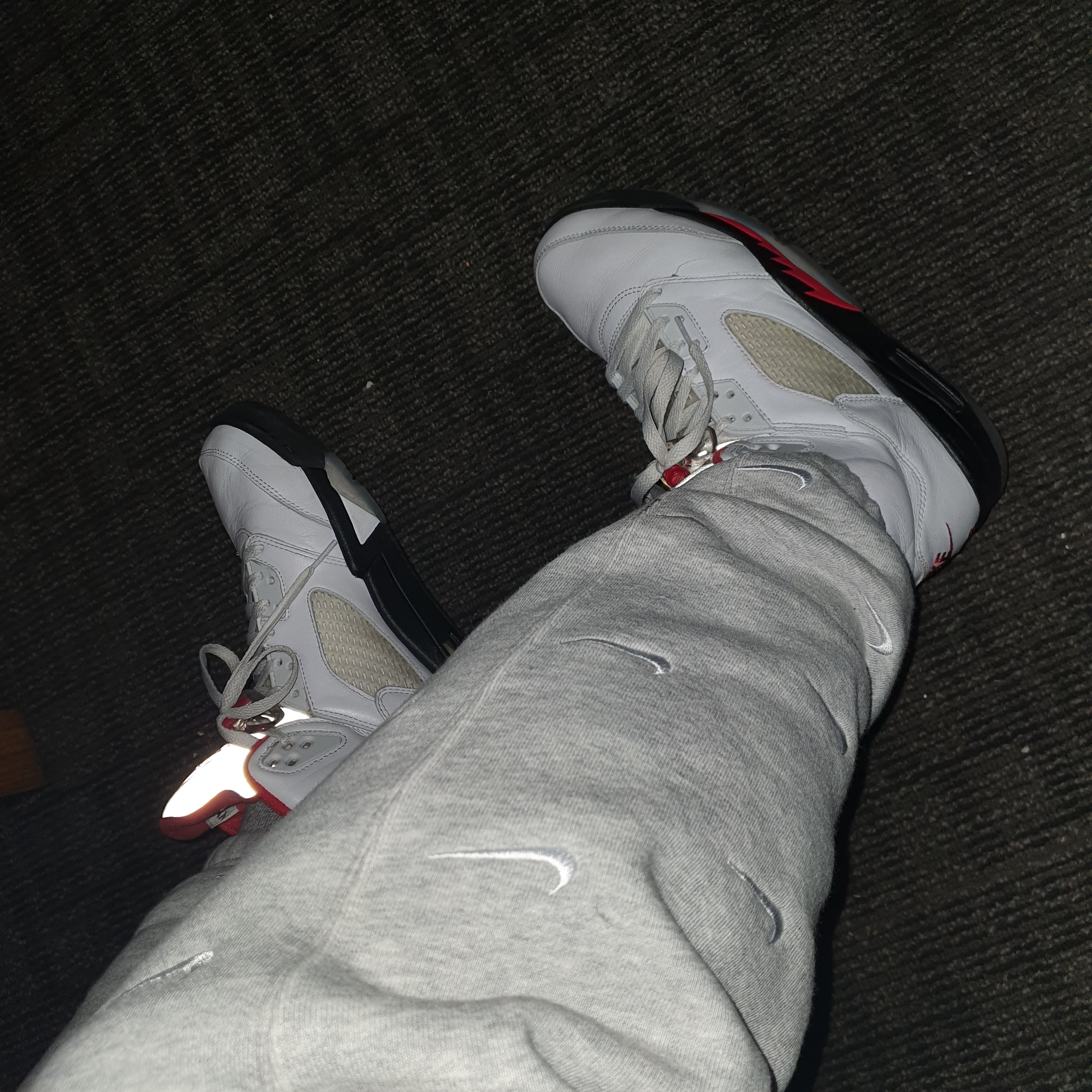 Jordan 5 Retro Fire Red Silver Tongue 2020, Nike NRG Swoosh Logo Pants Grey Heather 착용 스타일 - 1