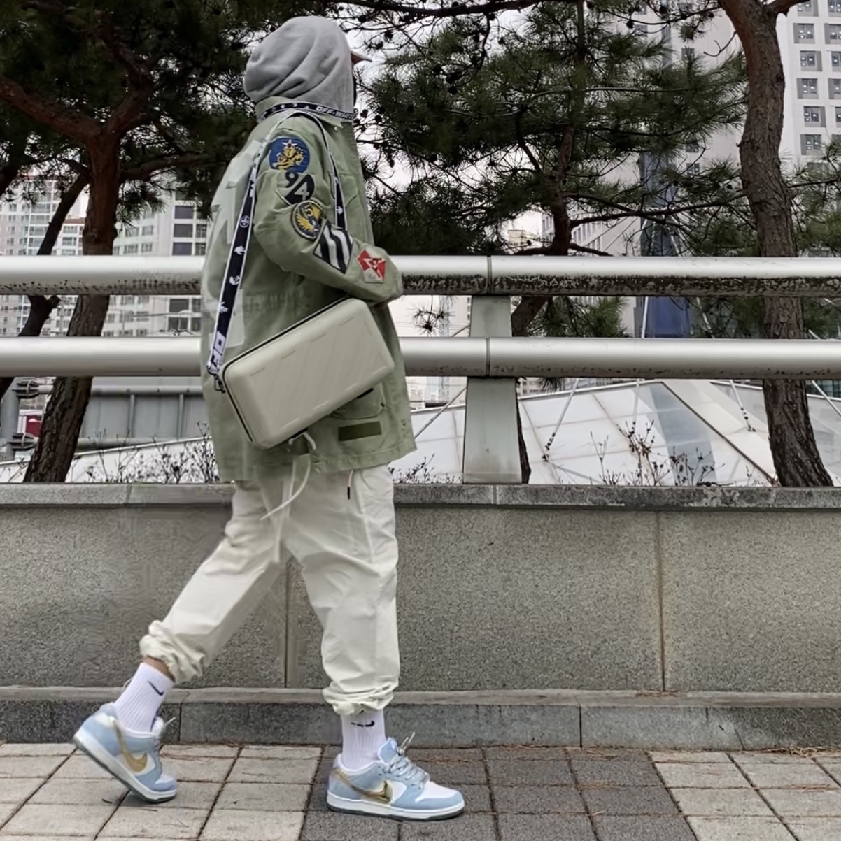 Off-White x Amore Pacific Protection Box (Without Cosmetics), Nike x Sean Cliver SB Dunk Low Holiday Special 착용 스타일 - 1