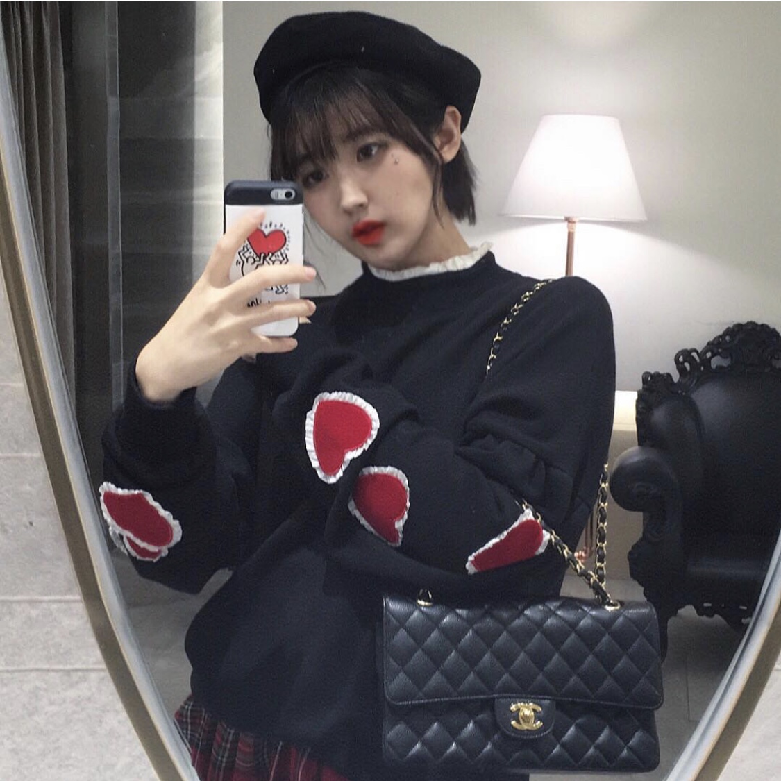 Chanel Medium Classic Handbag Grained Calfskin & Gold Beige, Chanel Medium Classic Handbag Grained Calfskin & Silver Black 착용 스타일
