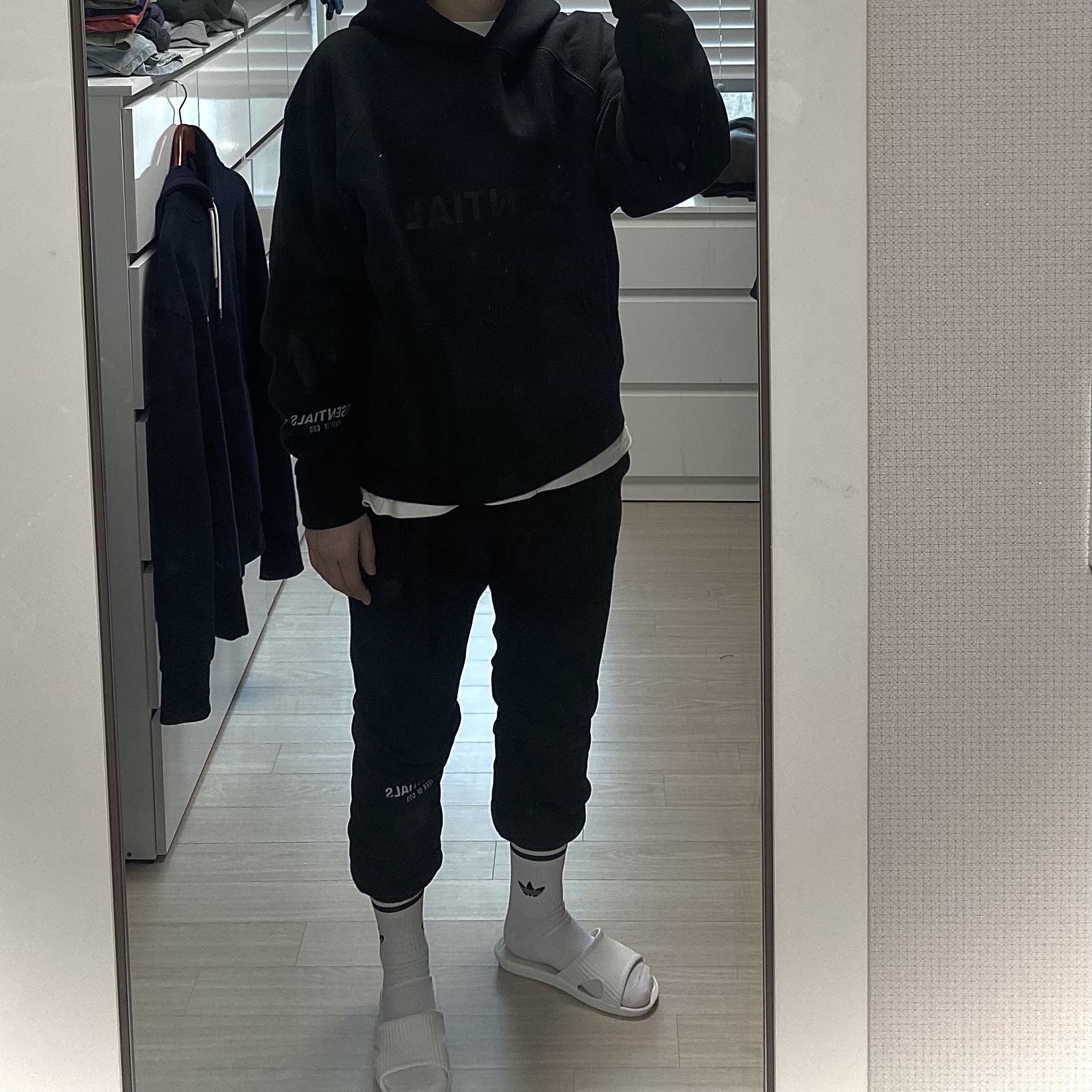 Essentials 3D Silicon Applique Pullover Hoodie Dark Slate/Black 2020, Essentials Sweatpants Dark Slate/Black 2020 착용 스타일
